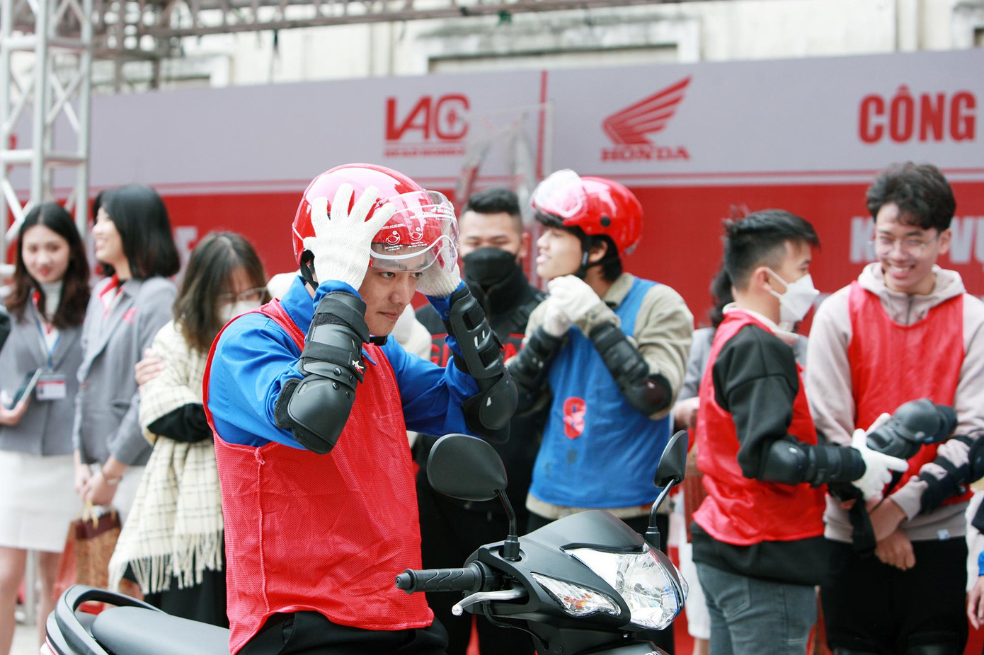 Hàng trăm sinh viên trải nghiệm kỹ năng an toàn giao thông.