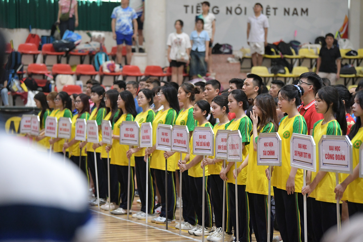 Gần 500 vận động viên tranh tài tại Giải Cầu lông cán bộ, viên chức và sinh viên năm 2025. Gần 500 vận động viên tranh tài tại Giải Cầu lông cán bộ, viên chức và sinh viên năm 2025.