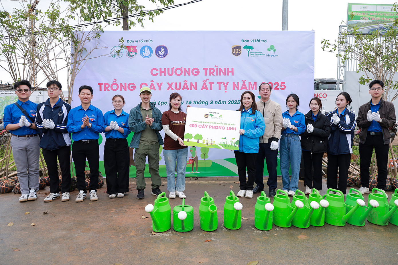 Hơn 200 sinh viên tham gia trồng cây phong linh vàng hưởng ứng phong trào ‘Vì một Việt Nam xanh’. Hơn 200 sinh viên tham gia trồng cây phong linh vàng hưởng ứng phong trào ‘Vì một Việt Nam xanh’.