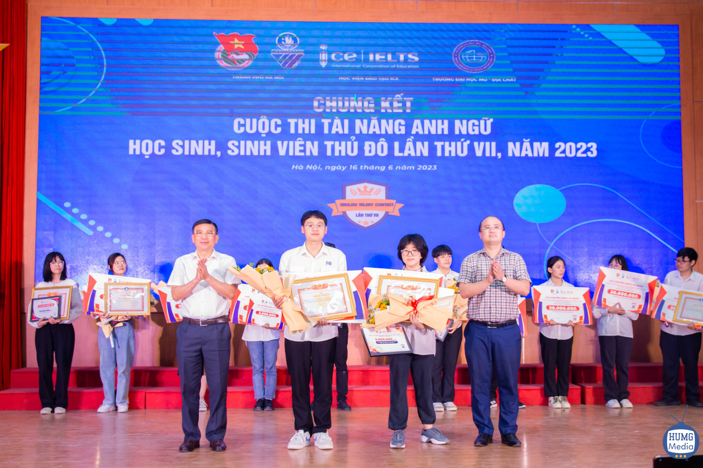 Anh Lê Tuấn Anh - Phó Chánh Văn phòng T.Ư Hội Sinh viên Việt Nam trao giải cho các thí sinh.