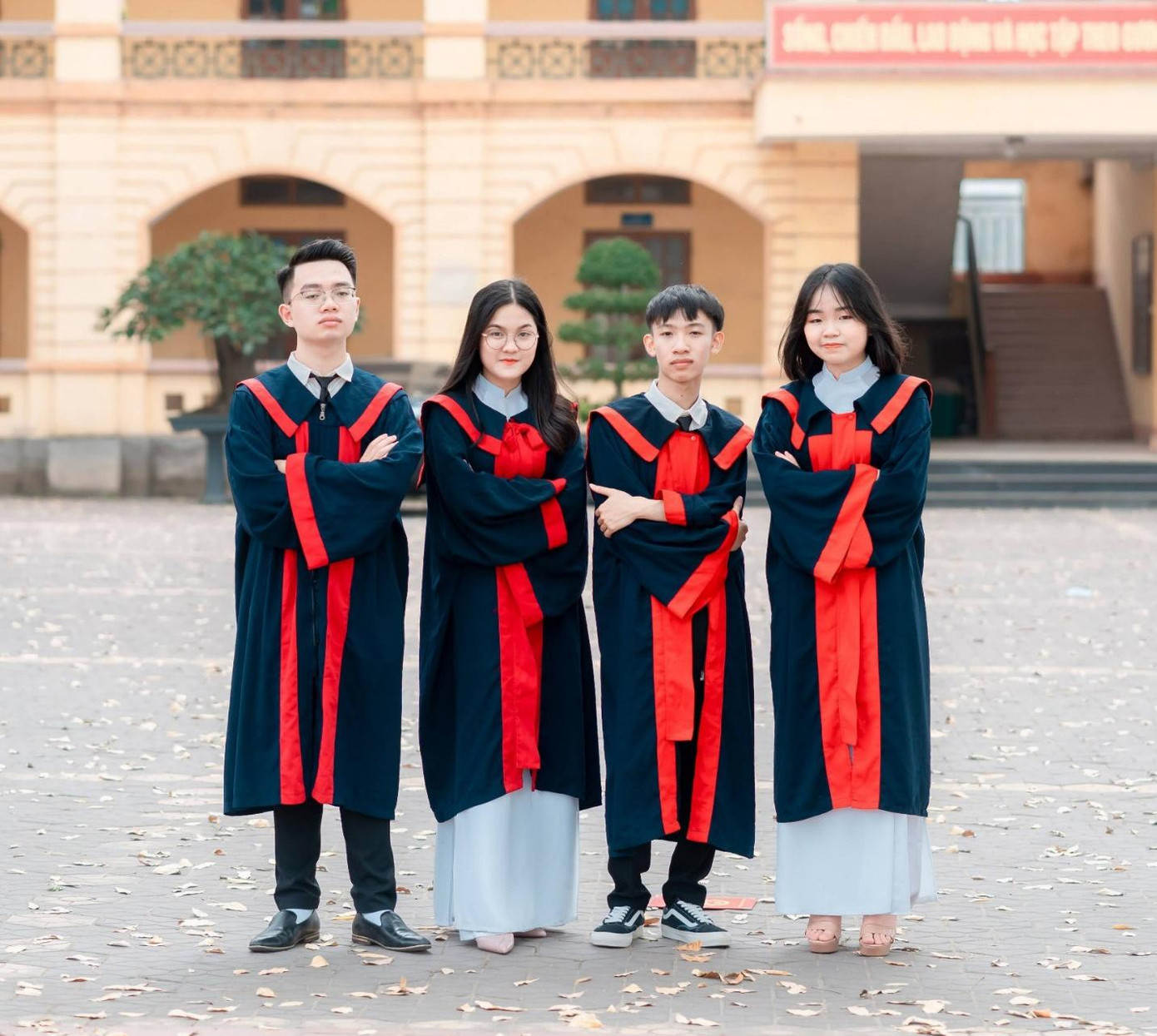 Phùng Phương Uyên (ngoài cùng bên phải) và các bạn học sinh trường THPT Thanh Hà (Hải Dương). Phùng Phương Uyên (ngoài cùng bên phải) và các bạn học sinh trường THPT Thanh Hà (Hải Dương).