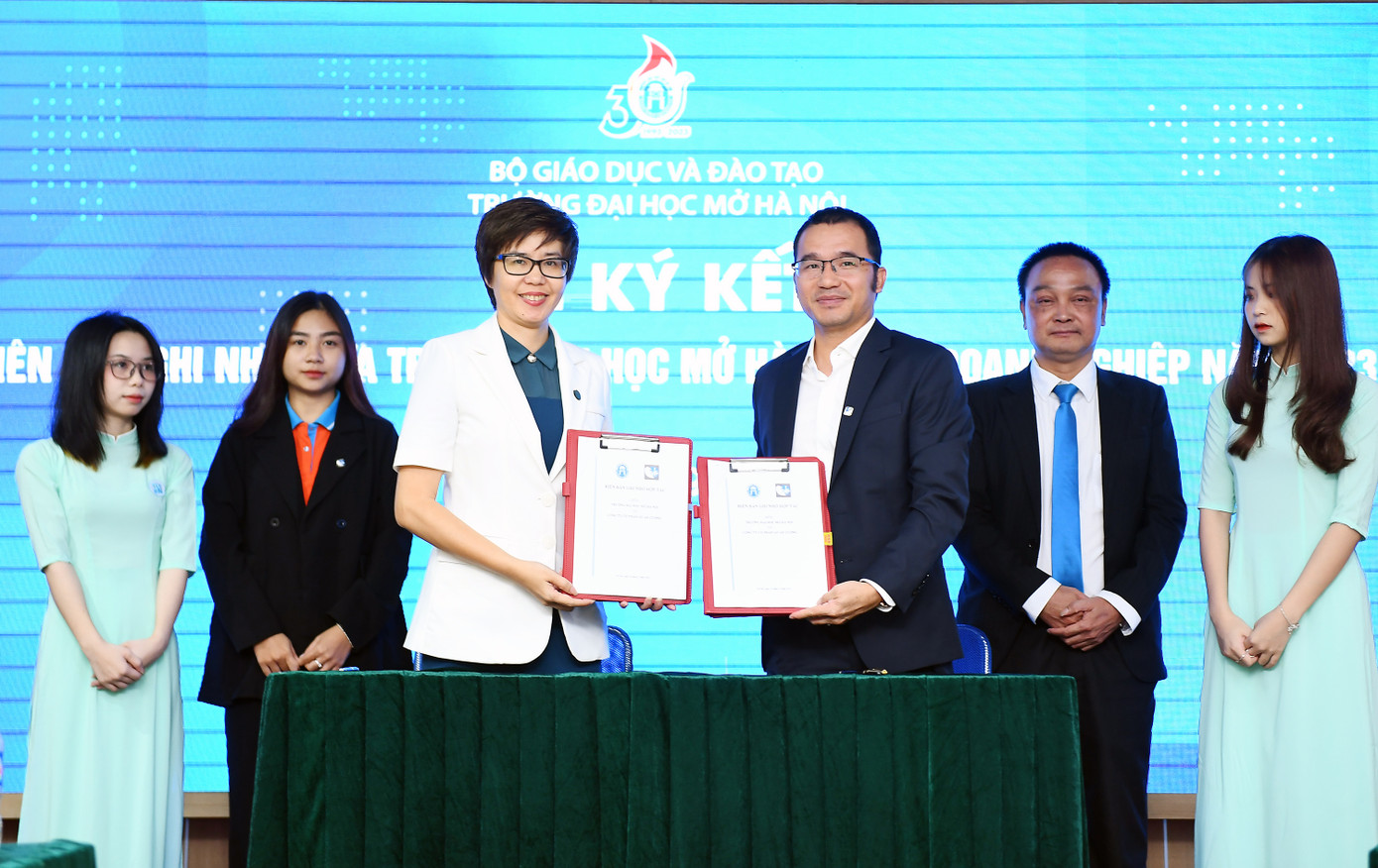 Trường ĐH Mở Hà Nội còn tổ chức lễ ký kết biên bản ghi nhớ hợp tác với 6 doanh nghiệp. Trường ĐH Mở Hà Nội còn tổ chức lễ ký kết biên bản ghi nhớ hợp tác với 6 doanh nghiệp.