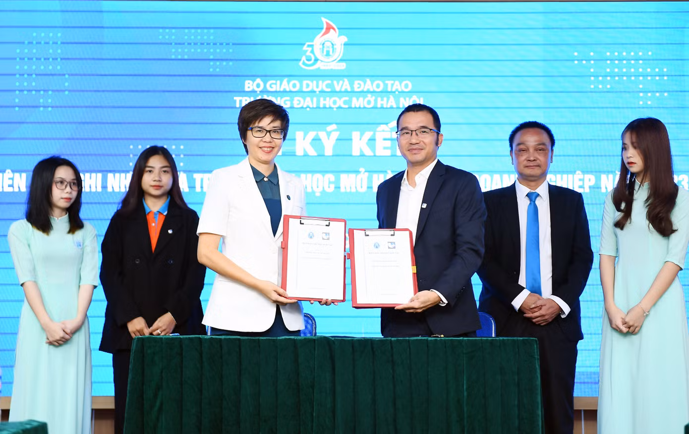 Trường ĐH Mở Hà Nội còn tổ chức lễ ký kết biên bản ghi nhớ hợp tác với 6 doanh nghiệp.