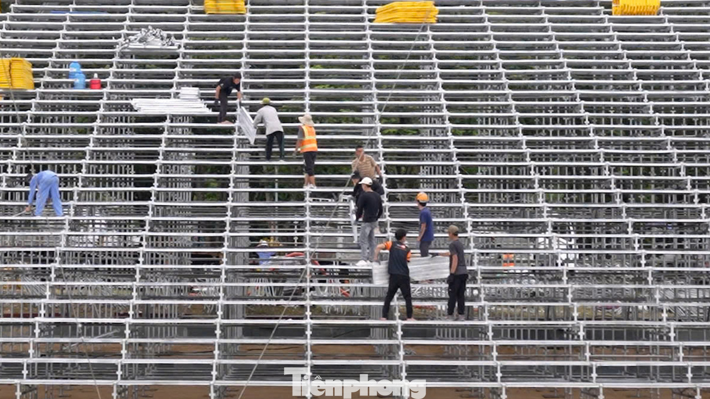 Khán đài sức chứa 6.000 người đã dựng xong, đang hoàn thiện các chi tiết kỹ thuật, ghế ngồi và lối đi.