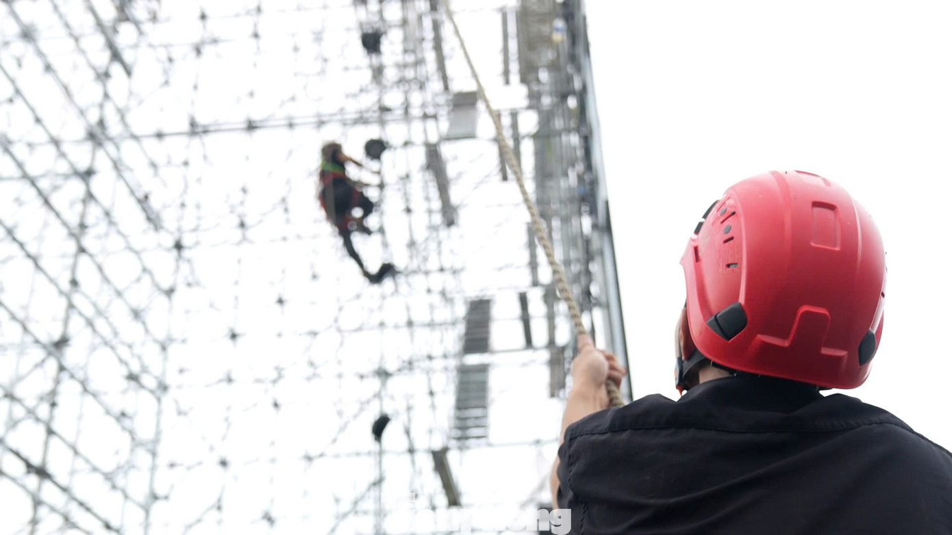 Hình ảnh công nhân đang hoàn thiện sân khấu nổi bên bờ sông Hương.