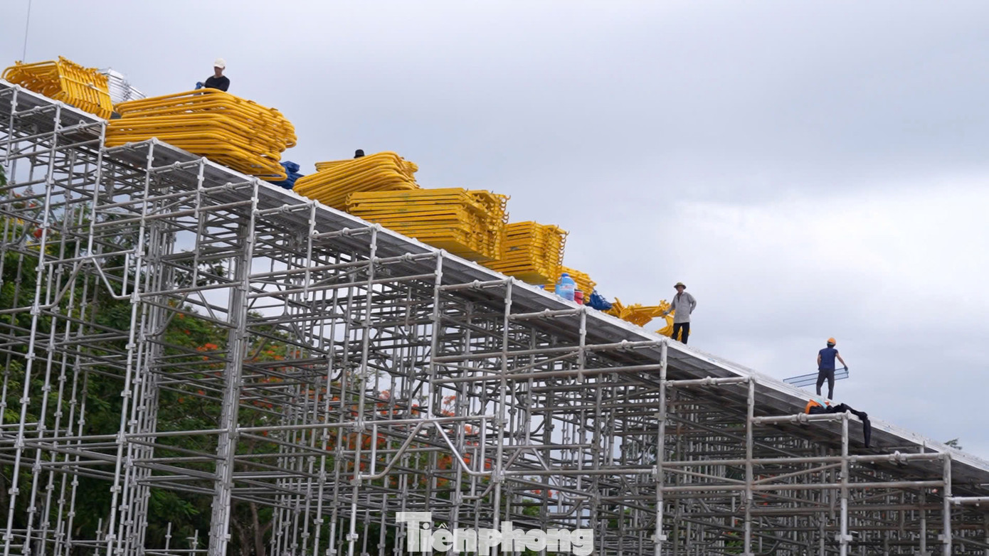 Khán đài sức chứa 6.000 người đã dựng xong, đang hoàn thiện các chi tiết kỹ thuật, ghế ngồi và lối đi.