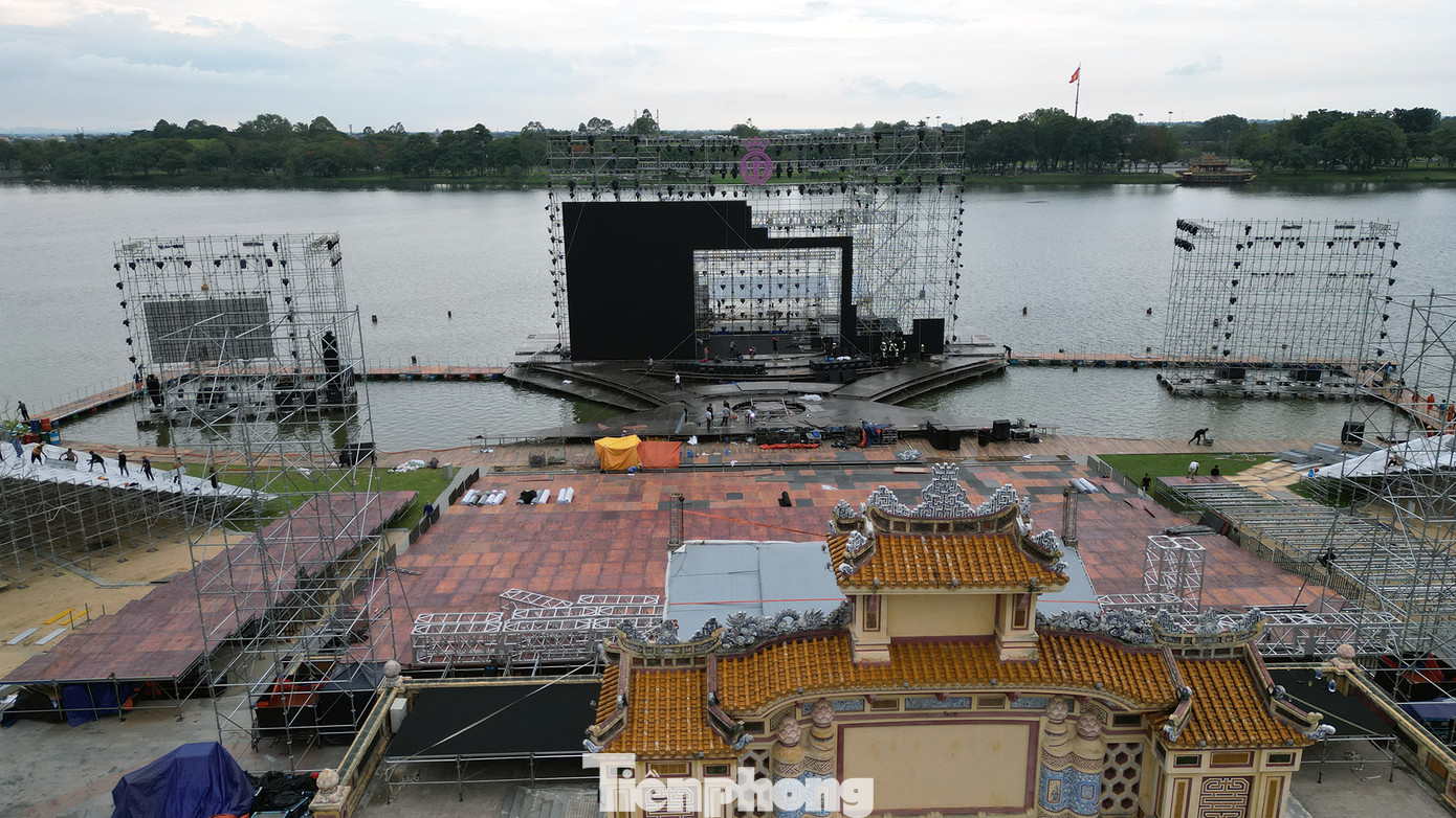 “Chúng tôi mất hơn một tuần để hoàn tất sân khấu, làm việc xuyên đêm để kịp tiến độ. Toàn bộ kết cấu được tính toán kỹ lưỡng để đảm bảo an toàn, ổn định cho các phần thi”, một kỹ sư phụ trách thi công chia sẻ.