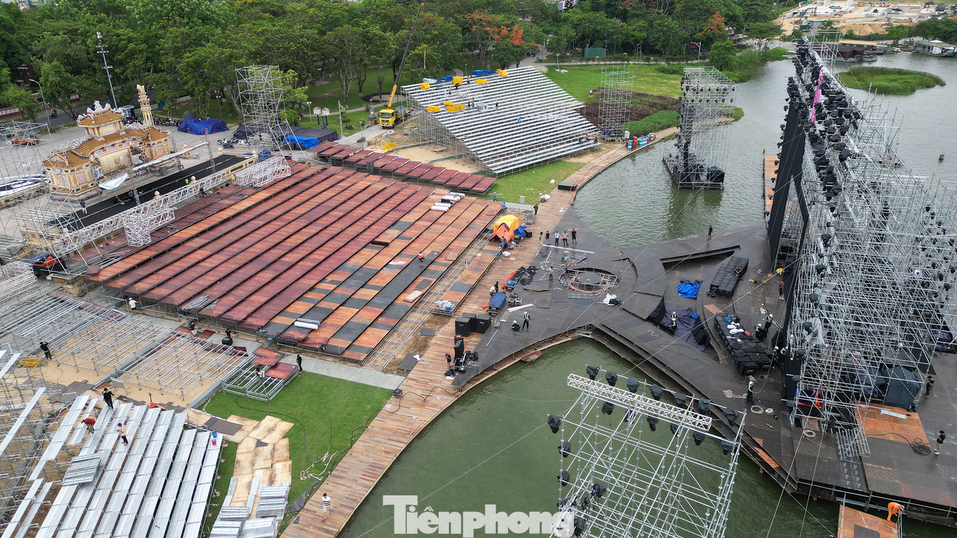 Những hình ảnh flycam cho thấy tổng thể sân khấu tạo cảm giác như nổi trên mặt nước, với phông nền là dòng Hương thơ mộng và cầu Phú Xuân phía xa.