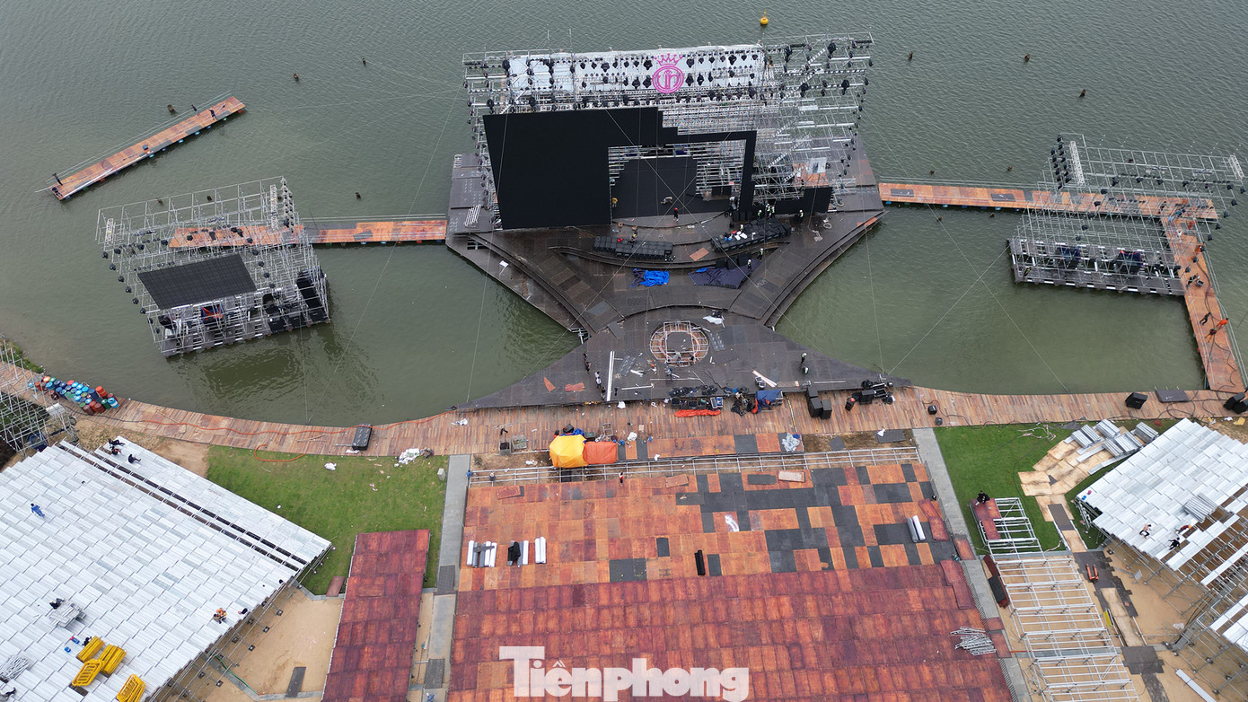 Chia sẻ với Tiền Phong, ông Ngô Quang Việt – đại diện đơn vị giám sát và thi công sân khấu, cho biết: “Hiện tại, công trình đã đạt hơn 80% tiến độ tổng thể. Sáng 12/6, chúng tôi sẽ bàn giao toàn bộ phần sân khấu, khán đài, hệ thống kỹ thuật để Ban Tổ chức phục vụ sơ và tổng duyệt”.