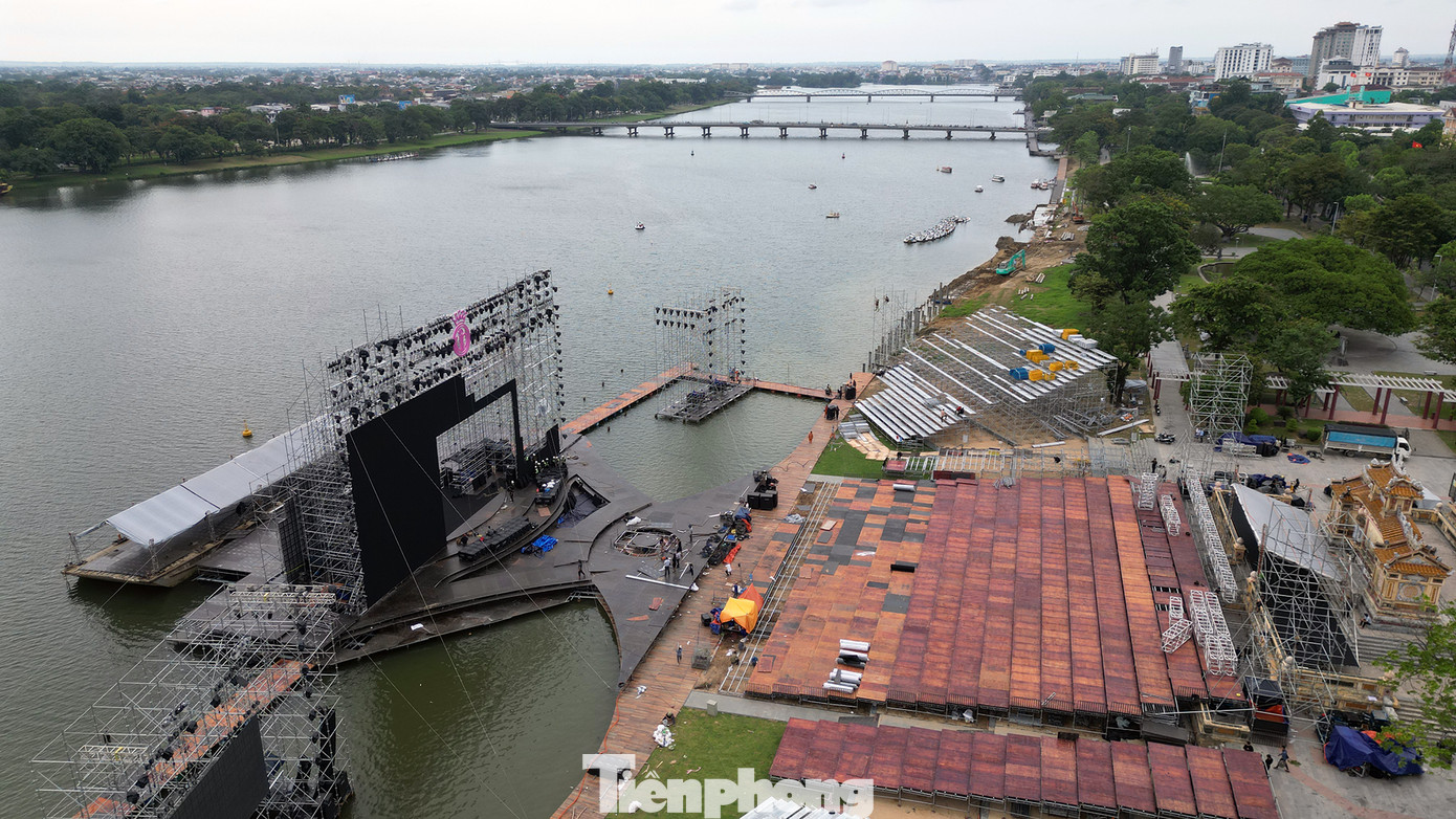 Sân khấu được thi công từ ngày 29/5, huy động khoảng 300 công nhân chia làm ba ca, làm việc liên tục suốt ngày đêm. Tổng cộng hơn 200 tấn vật liệu đã được vận chuyển và lắp ráp, tạo nên một trong những sân khấu ngoài trời lớn nhất từng được thiết lập tại thành phố Huế.