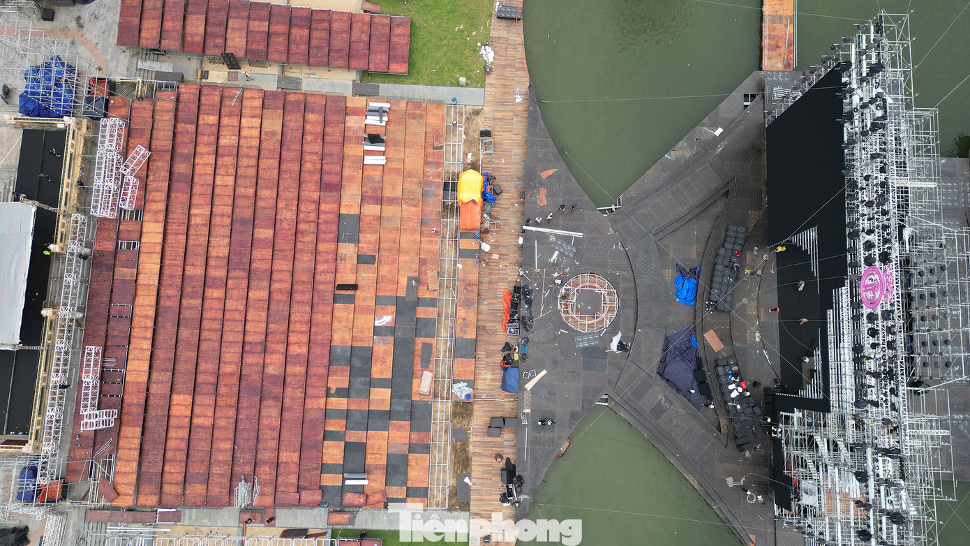 Toàn bộ phần sân khấu chính được dựng sát mép bờ nam sông Hương, đoạn đối diện Trường Quốc học Huế – một biểu tượng kiến trúc lịch sử của cố đô. Lối đi dẫn ra sân khấu dài hàng trăm mét, kết hợp nền gỗ lim, hệ thống đèn LED và bố trí hoa văn mang âm hưởng cung đình.