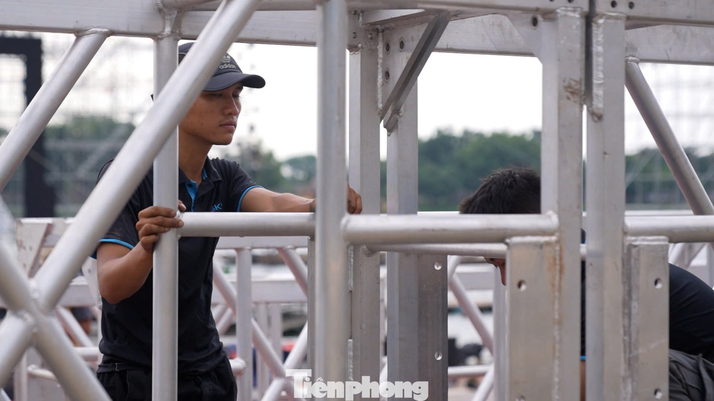 Khán đài sức chứa 6.000 người đã dựng xong, đang hoàn thiện các chi tiết kỹ thuật, ghế ngồi và lối đi.