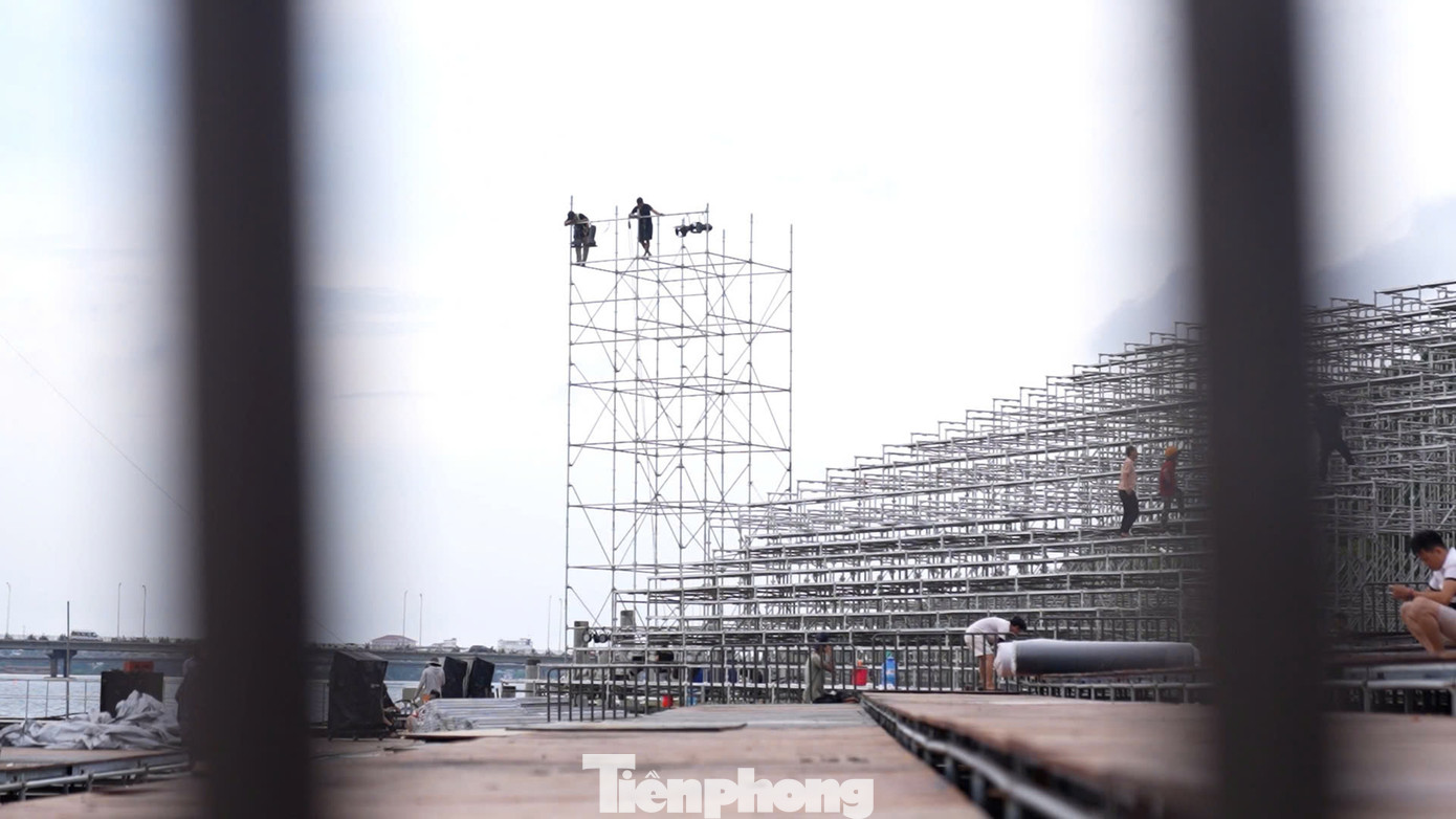 Khán đài sức chứa 6.000 người đã dựng xong, đang hoàn thiện các chi tiết kỹ thuật, ghế ngồi và lối đi.