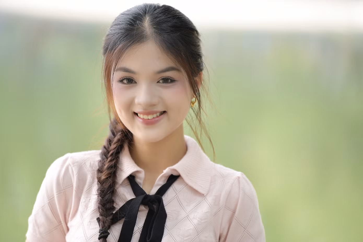 Thí sinh Trần Minh Thu, SBD 588, sinh năm 2005, đến từ Kon Tum. Cô cao 1,75 m và là Hoa khôi Đại học Thương mại 2024.