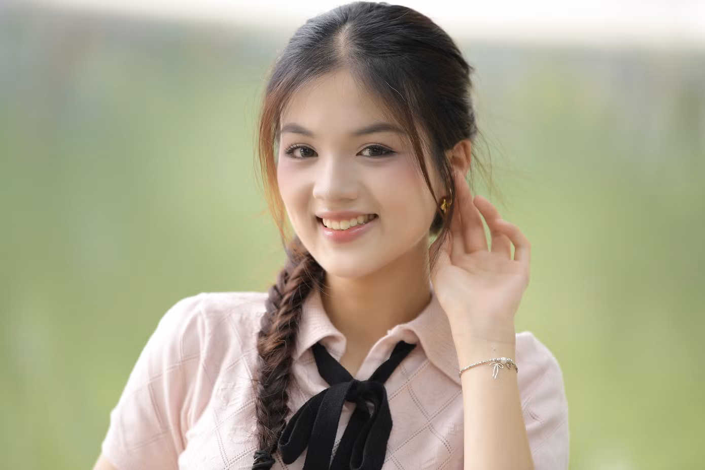 Minh Thu kể tuổi thơ của cô gắn liền với những khó khăn, vất vả của bố mẹ, từ 2 bàn tay trắng gây dựng nên sự nghiệp ở nơi xứ xa. Cô chứng kiến bố mẹ vất vả mưu sinh, thậm chí là những giọt nước mắt.