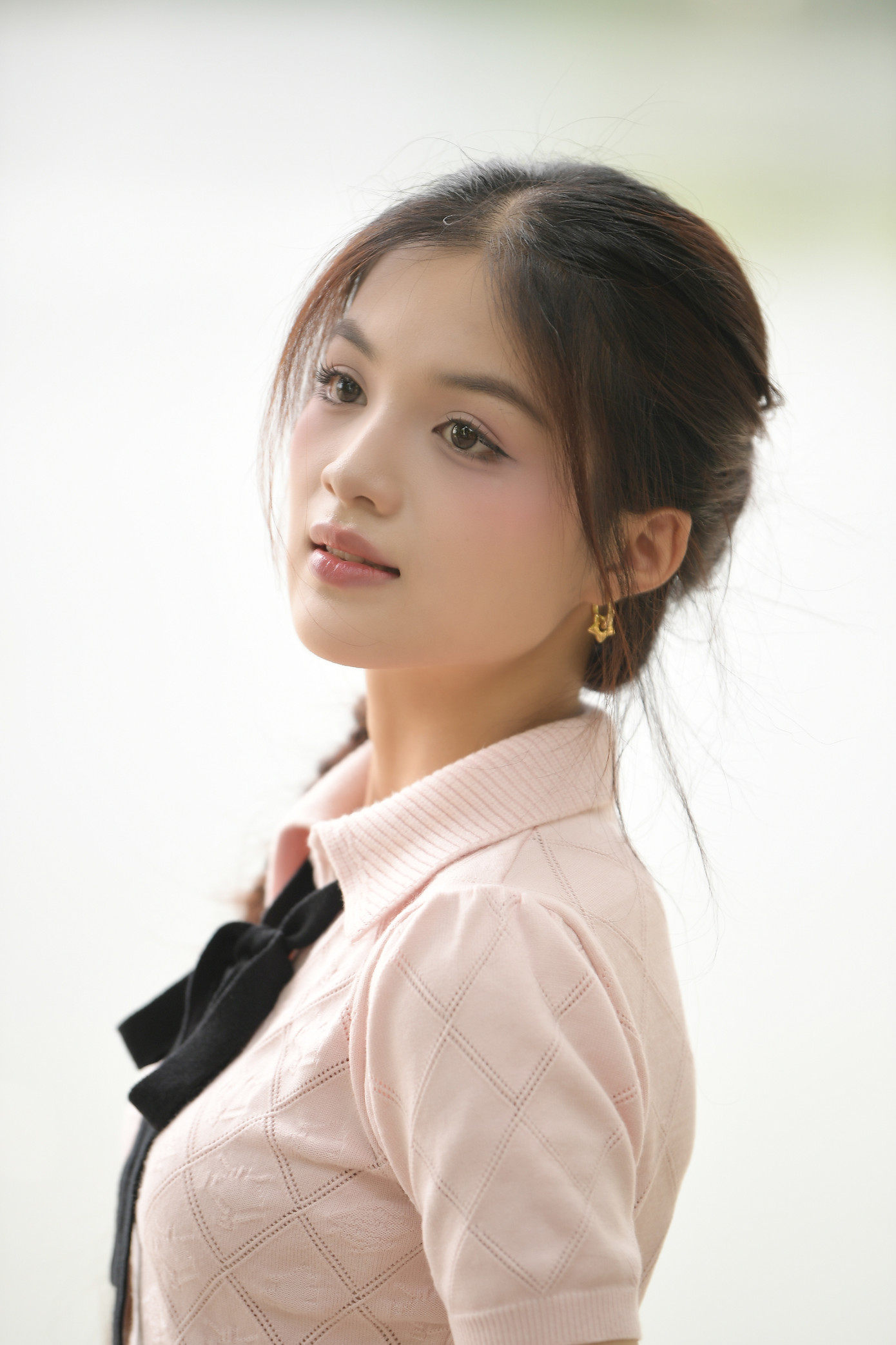 Với Minh Thu, mọi khoảnh khắc tại nhà chung đều là kỷ niệm đáng nhớ. Từ những ngày hoạt động liên tục từ sáng sớm đến đêm muộn vẫn đầy ắp tiếng cười, buổi sinh nhật bất ngờ trên sân khấu hay lúc tựa vai nhau chợp mắt mỗi buổi tập trung sớm. Mọi khoảnh khắc đều đáng nhớ. Cô cho rằng tất cả là dấu ấn khó phai trong tuổi trẻ của mình. Với Minh Thu, mọi khoảnh khắc tại nhà chung đều là kỷ niệm đáng nhớ. Từ những ngày hoạt động liên tục từ sáng sớm đến đêm muộn vẫn đầy ắp tiếng cười, buổi sinh nhật bất ngờ trên sân khấu hay lúc tựa vai nhau chợp mắt mỗi buổi tập trung sớm. Mọi khoảnh khắc đều đáng nhớ. Cô cho rằng tất cả là dấu ấn khó phai trong tuổi trẻ của mình.