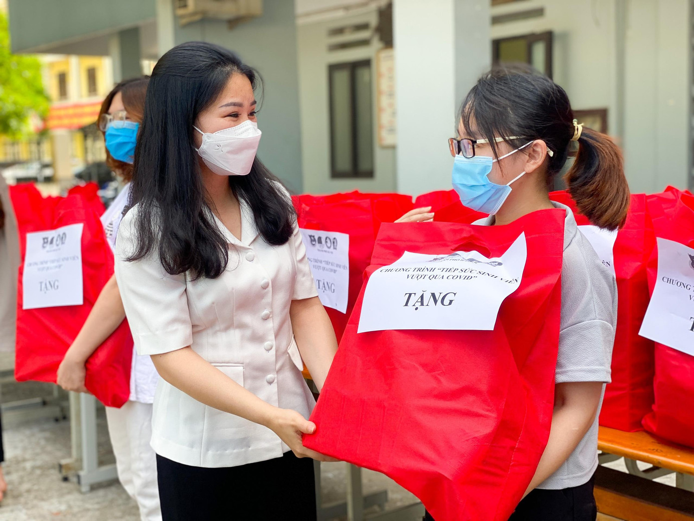 Bí thư Thành Đoàn Hà Nội Chu Hồng Minh trao quà tới sinh viên. Bí thư Thành Đoàn Hà Nội Chu Hồng Minh trao quà tới sinh viên.