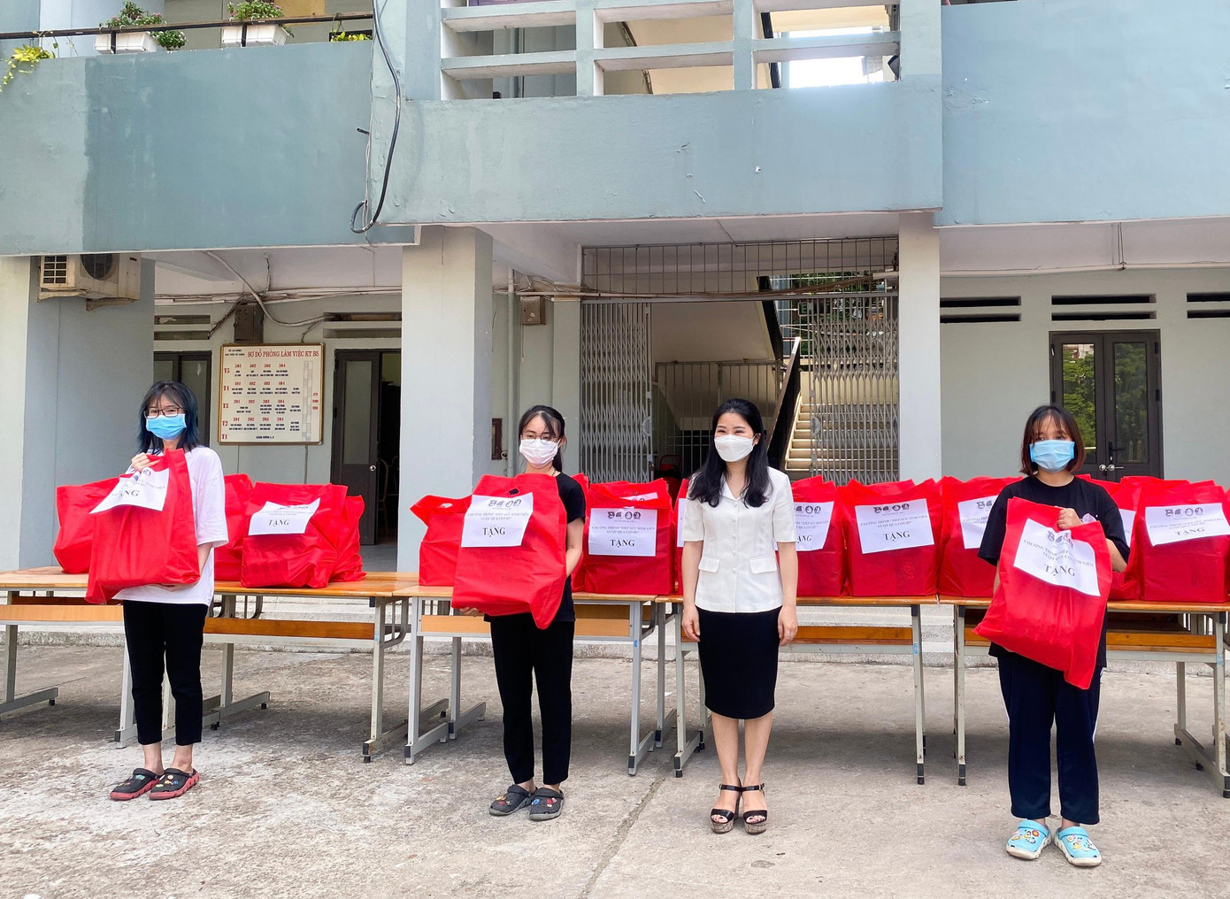 50 suất quà tặng gởi tới sinh viên trọ tại phường Đức Thắng, Bắc Từ Liêm, Hà Nội. 50 suất quà tặng gởi tới sinh viên trọ tại phường Đức Thắng, Bắc Từ Liêm, Hà Nội.