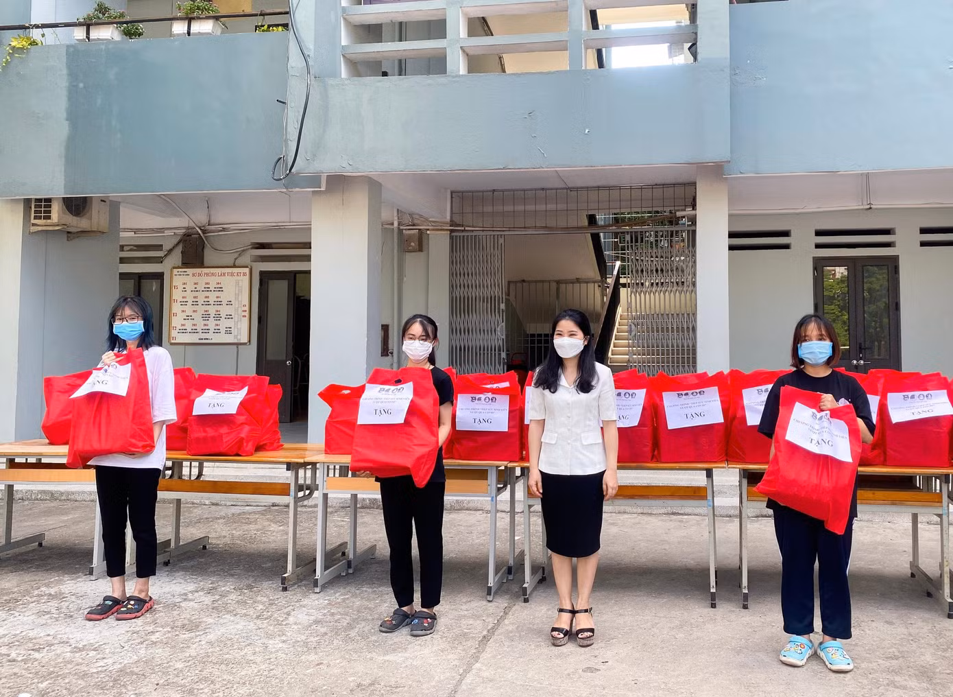 50 suất quà tặng gởi tới sinh viên trọ tại phường Đức Thắng, Bắc Từ Liêm, Hà Nội. 50 suất quà tặng gởi tới sinh viên trọ tại phường Đức Thắng, Bắc Từ Liêm, Hà Nội.