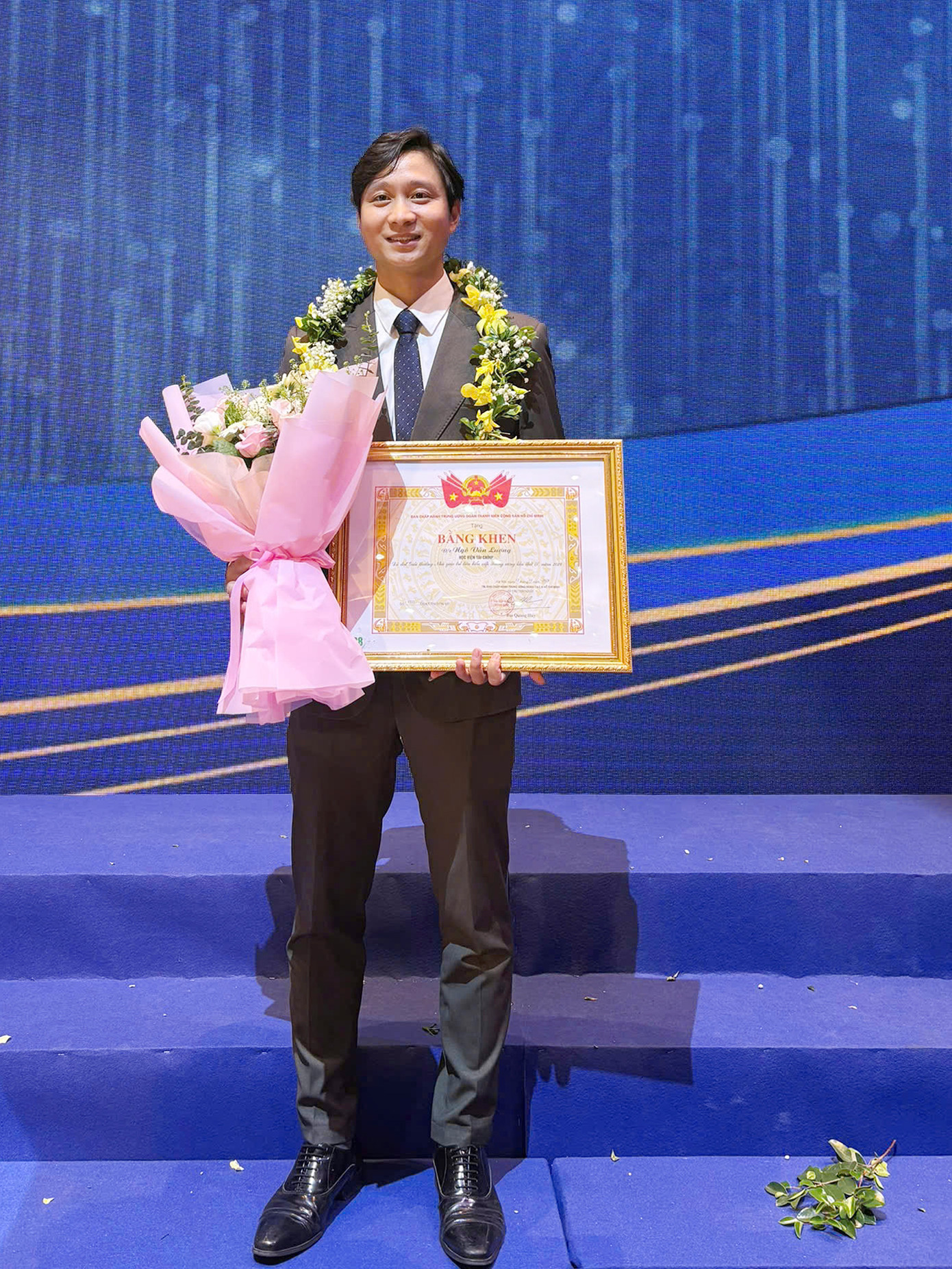 TS Ngô Văn Lượng đã hướng dẫn khoảng 50 sinh viên viết khóa luận tốt nghiệp trong giai đoạn 2023 - 2024. Ảnh: NVCC