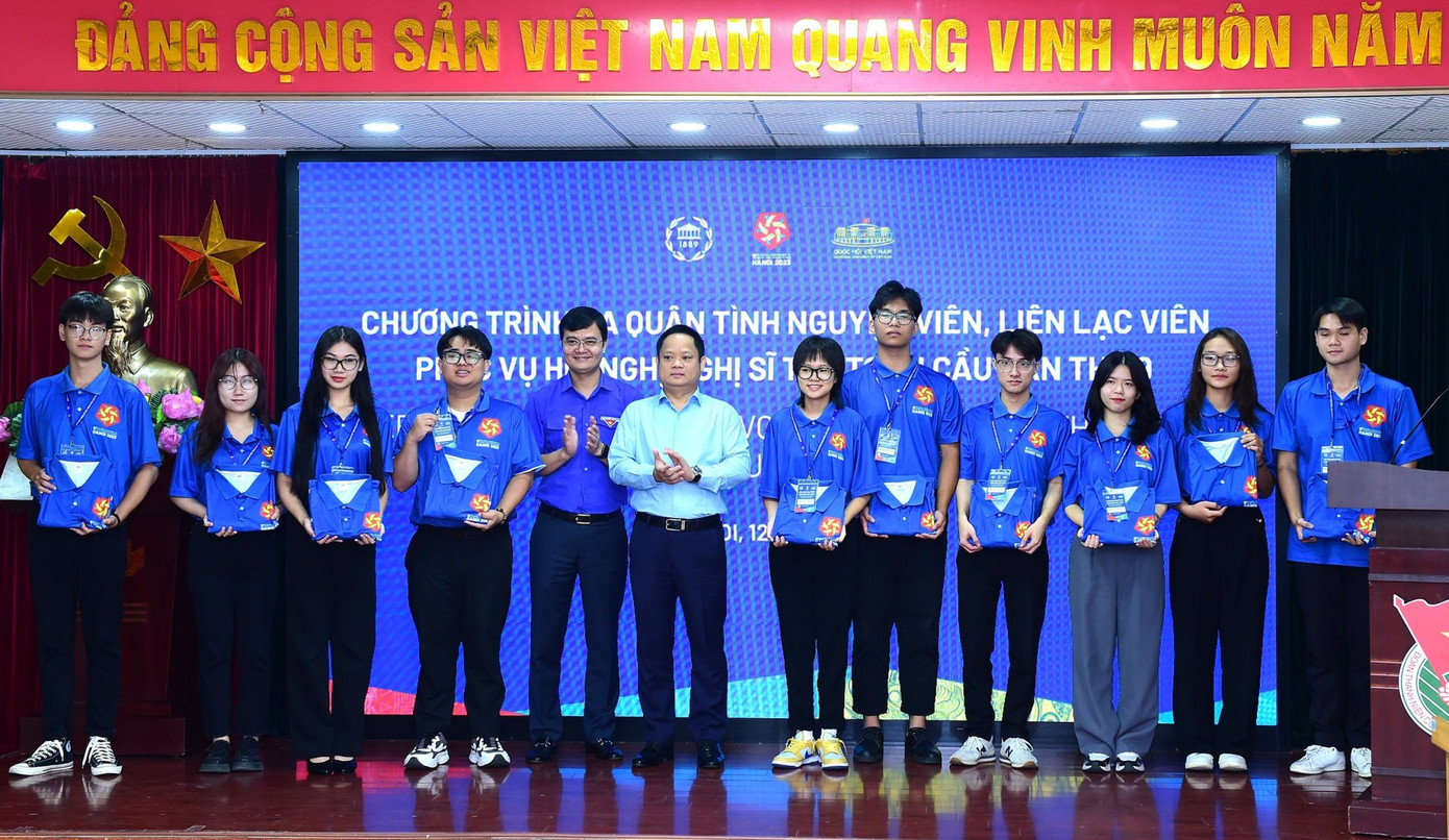 Trao tặng áo đồng phục, thẻ sự kiện... cho các liên lạc viên, tình nguyện viên.