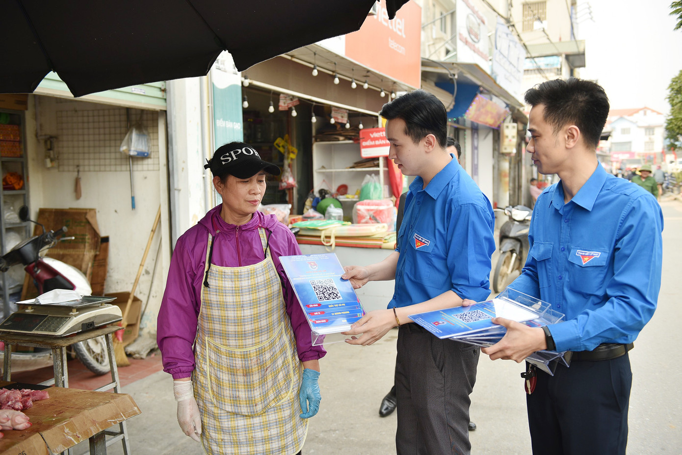 Đội hình chuyển đổi số hỗ trợ người dân. Đội hình chuyển đổi số hỗ trợ người dân.