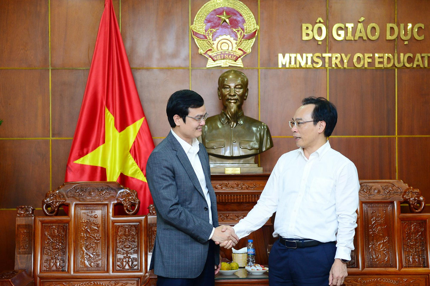 Anh Bùi Quang Huy chúc mừng Thứ trưởng Bộ GD - ĐT Hoàng Minh Sơn. Ảnh: DƯƠNG TRIỀU Anh Bùi Quang Huy chúc mừng Thứ trưởng Bộ GD - ĐT Hoàng Minh Sơn. Ảnh: DƯƠNG TRIỀU