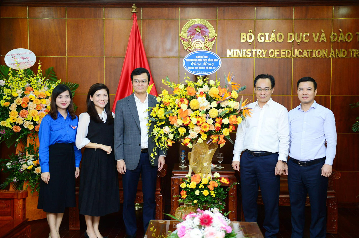 Cũng nhân dịp này, T.Ư Đoàn TNCS Hồ Chí Minh đã có lẵng hoa chúc mừng lãnh đạo Bộ GD - ĐT. Ảnh: DƯƠNG TRIỀU Cũng nhân dịp này, T.Ư Đoàn TNCS Hồ Chí Minh đã có lẵng hoa chúc mừng lãnh đạo Bộ GD - ĐT. Ảnh: DƯƠNG TRIỀU