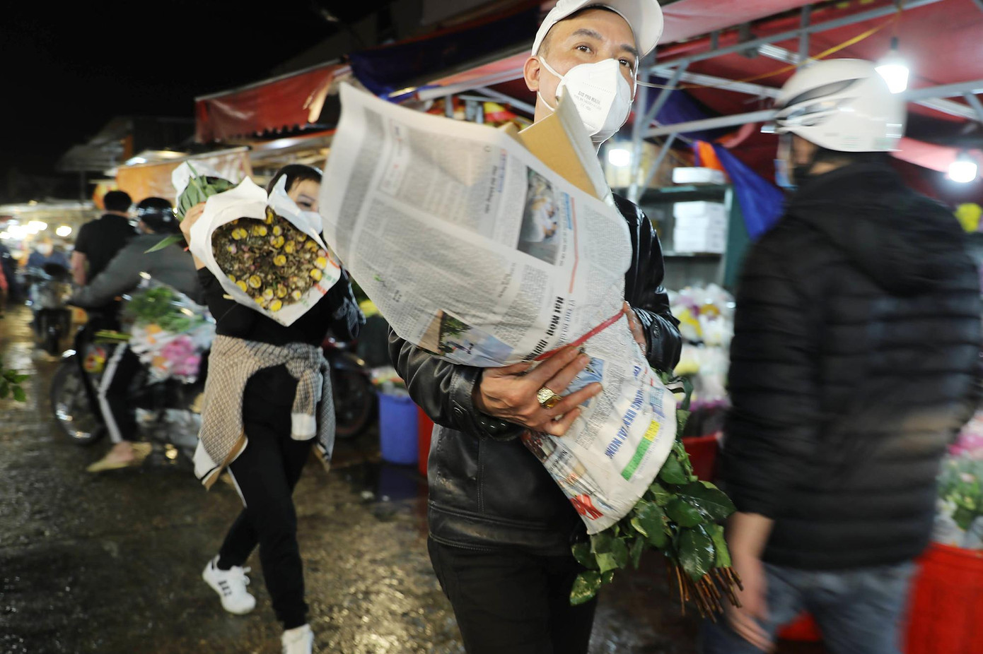 Dịp Quốc tế Phụ nữ (8/3), nhiều tiểu thương ở đây đã tích cực tìm nguồn hàng từ các tỉnh lân cận Hà Nội, thậm chí tận miền Nam.