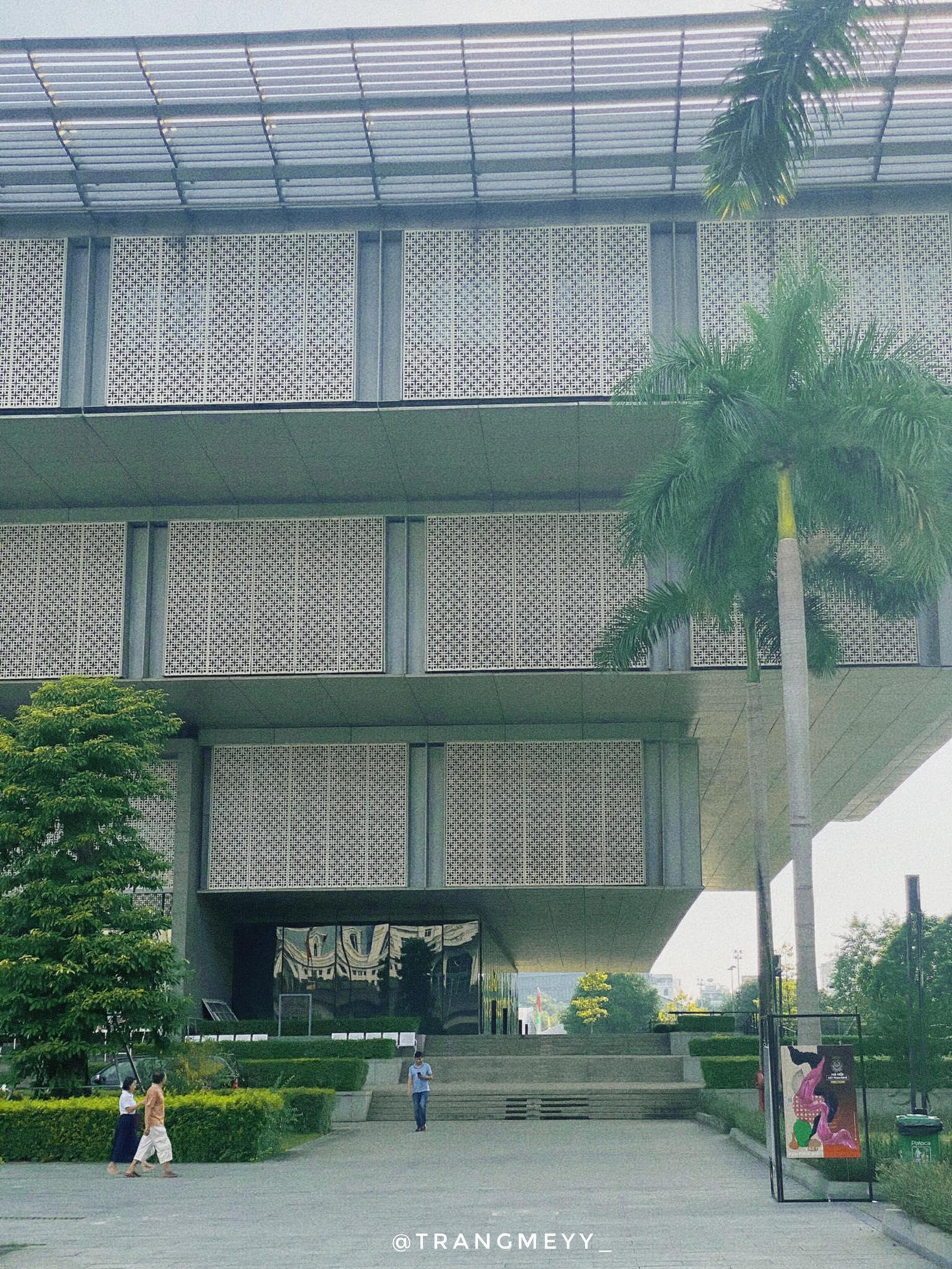 Bảo tàng Hà Nội, nổi tiếng với kiến trúc hình Kim tự tháp ngược. Ảnh: THU TRANG