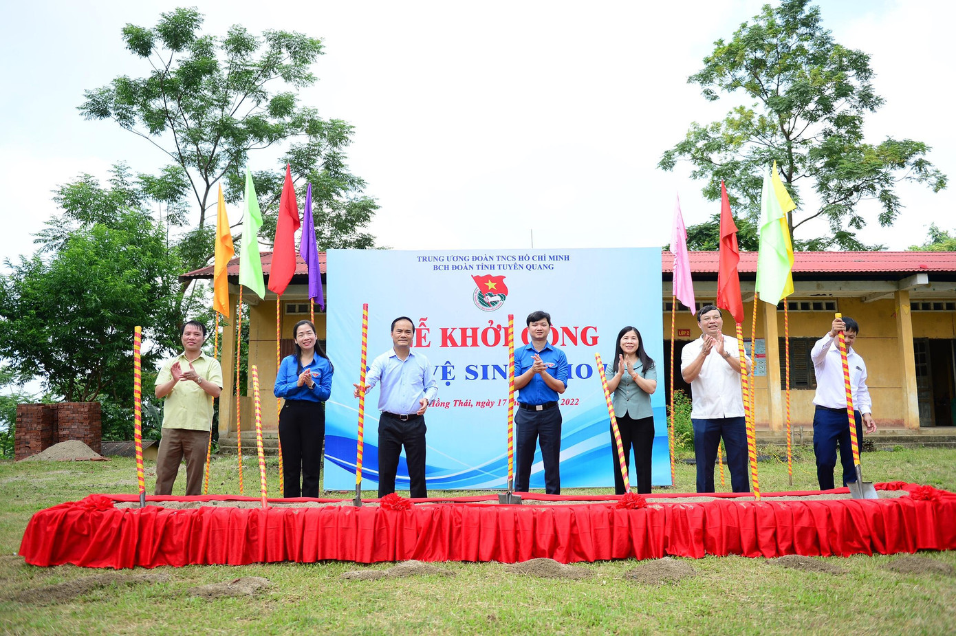 Khởi công nhà vệ sinh cho học sinh dân tộc thiểu số tại điểm trường Nà Kiếm, trường Phổ thông dân tộc bán trú TH và THCS Hồng Thái, huyện Na Hang, tỉnh Tuyên Quang. Khởi công nhà vệ sinh cho học sinh dân tộc thiểu số tại điểm trường Nà Kiếm, trường Phổ thông dân tộc bán trú TH và THCS Hồng Thái, huyện Na Hang, tỉnh Tuyên Quang.