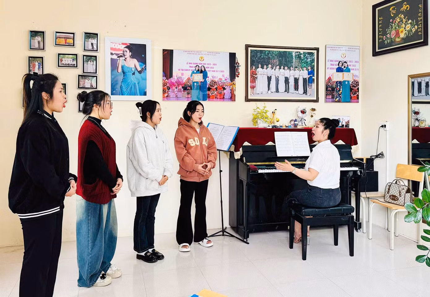 Người truyền lửa cho thế hệ trẻ tại trường ĐH Văn hóa, Thể thao và Du lịch Thanh Hóa.