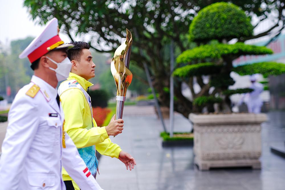 VĐV Vũ Thành An được giao nhiệm vụ giữ ngọn đuốc thiêng của SEA Games 31. VĐV Vũ Thành An được giao nhiệm vụ giữ ngọn đuốc thiêng của SEA Games 31.