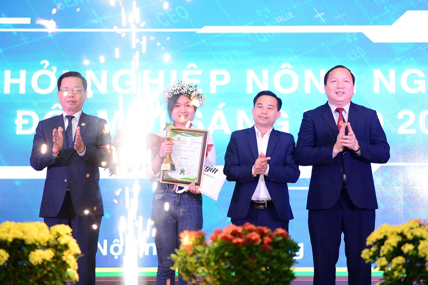 Ban Tổ chức trao giải Nhất cho dự án nấm mối trắng của tác giả Nguyễn Minh Xuân, sinh viên Học viện Nông nghiệp Việt Nam. Ảnh: DƯƠNG TRIỀU