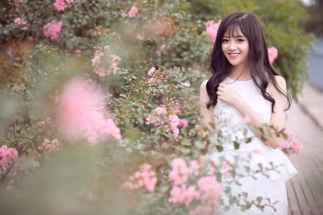 Lê Nguyễn Khánh Linh (sinh năm 1999, Lào Cai) nhận được “mưa” lời khen cho gương mặt xinh xắn, vóc dáng chuẩn. Cô gái 22 tuổi tiết lộ bản thân nhận được nhiều lời khuyên dự thi các cuộc thi sắc đẹp. Tuy nhiên, 9X tự nhận thấy mình còn nhiều thiếu sót.