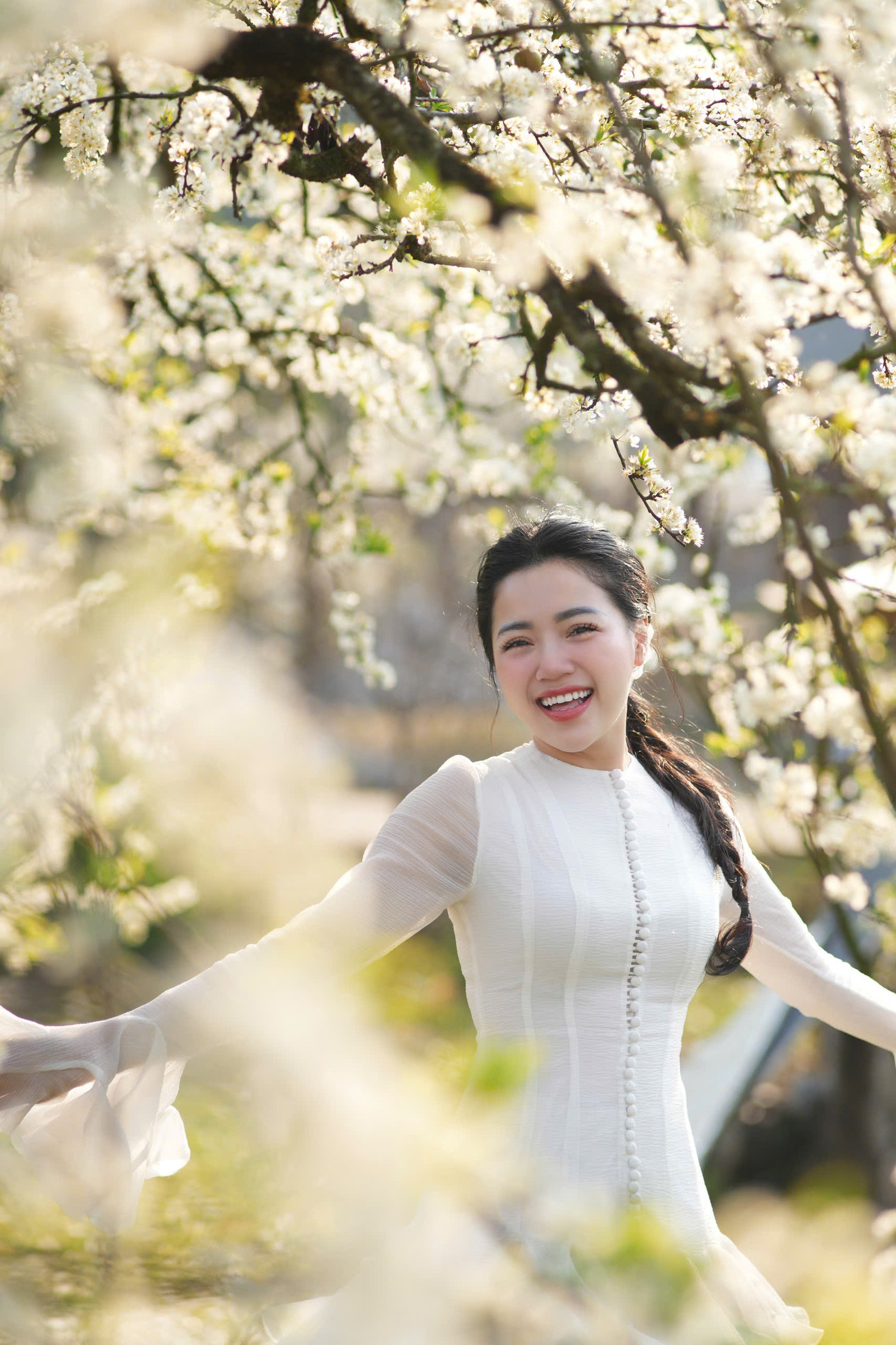 MC Đồng Thu khoe sắc giữa mùa hoa mận Mộc Châu.