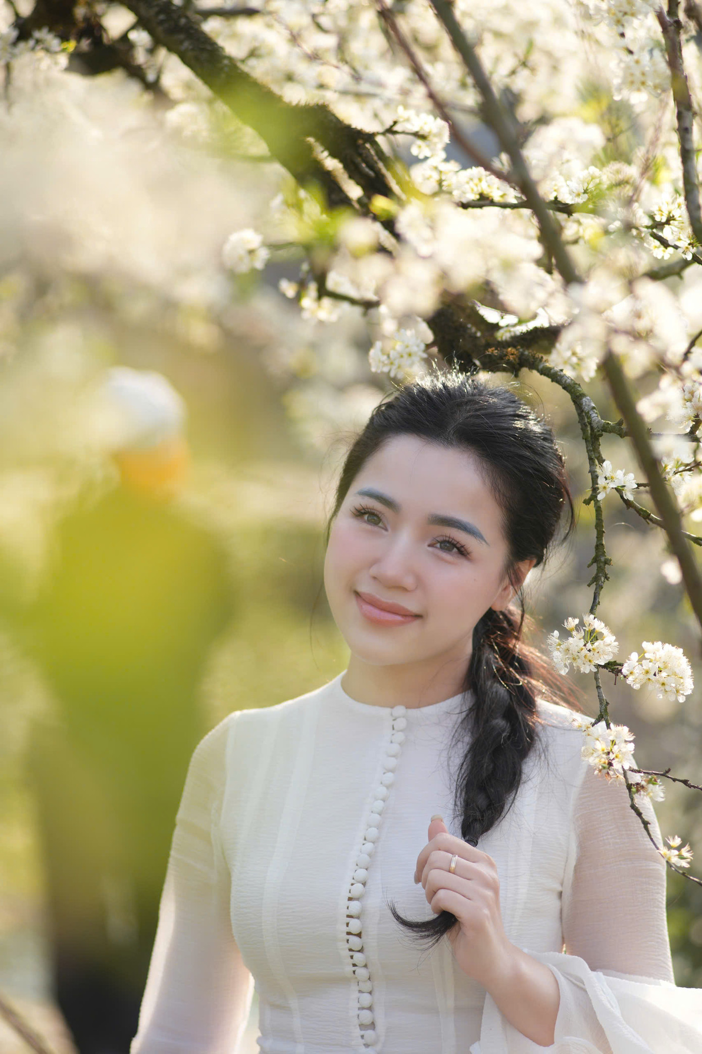 MC Đồng Thu khoe sắc giữa mùa hoa mận Mộc Châu.