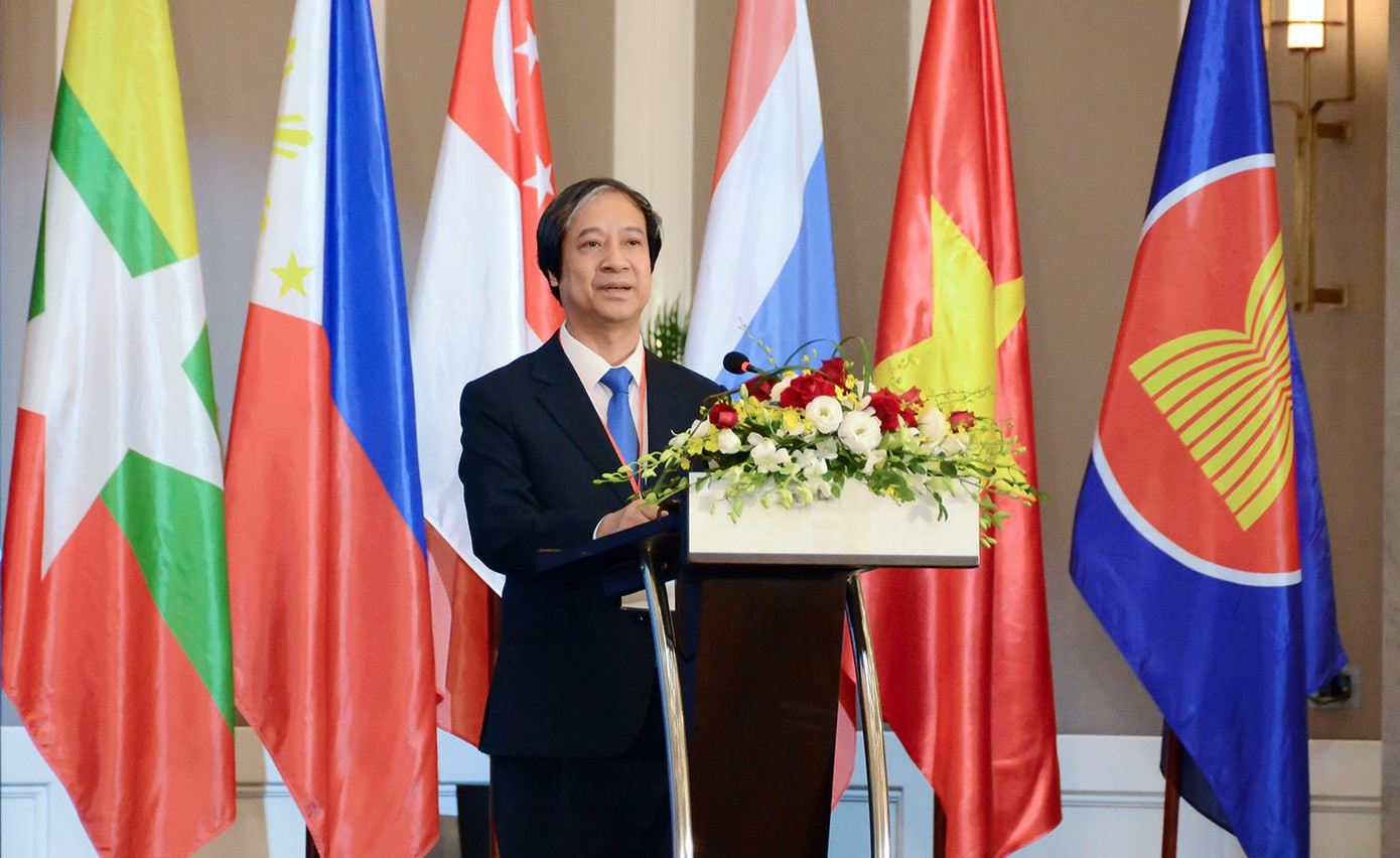 Chủ tịch luân phiên của hợp tác giáo dục ASEAN, Bộ trưởng Bộ GD - ĐT Nguyễn Kim Sơn phát biểu khai mạc Hội nghị. Chủ tịch luân phiên của hợp tác giáo dục ASEAN, Bộ trưởng Bộ GD - ĐT Nguyễn Kim Sơn phát biểu khai mạc Hội nghị.