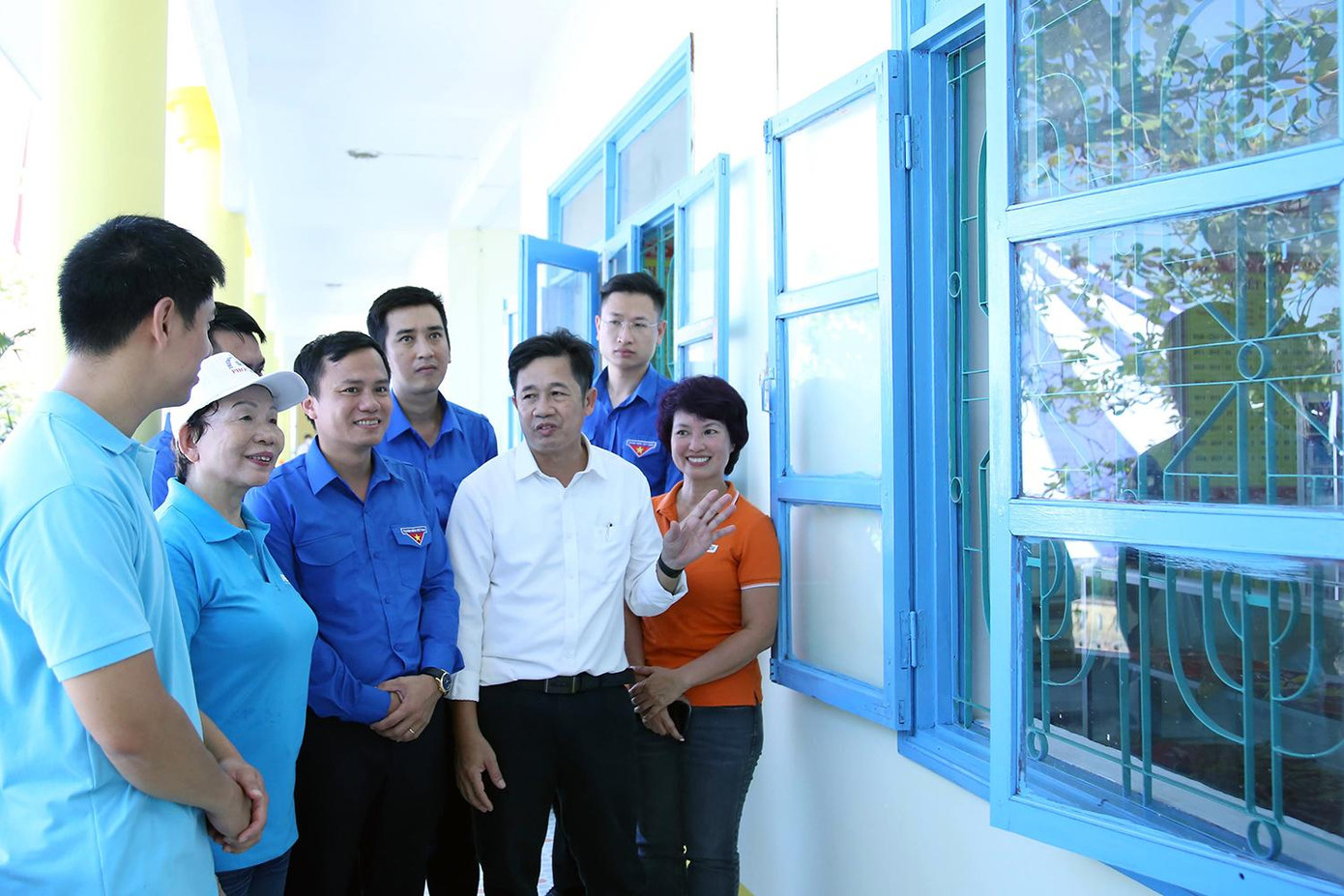 Lãnh đạo Trung tâm Tình nguyện Quốc gia cùng Ban Tổ chức chương trình tham quan phòng học sau khi được tu sửa.