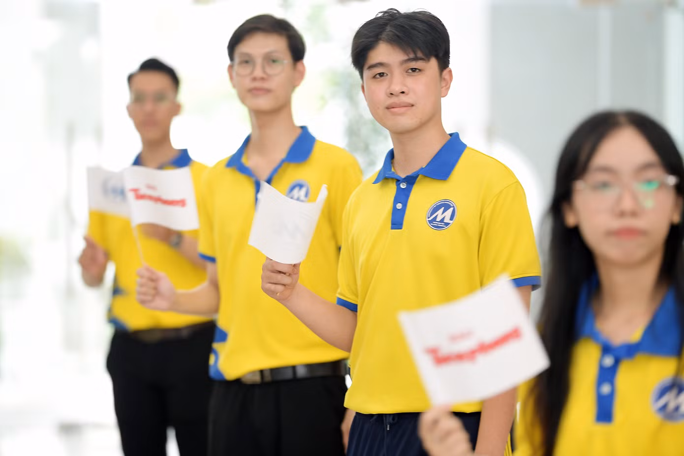 Sinh viên chờ đón Hoa hậu Hà Trúc Linh.