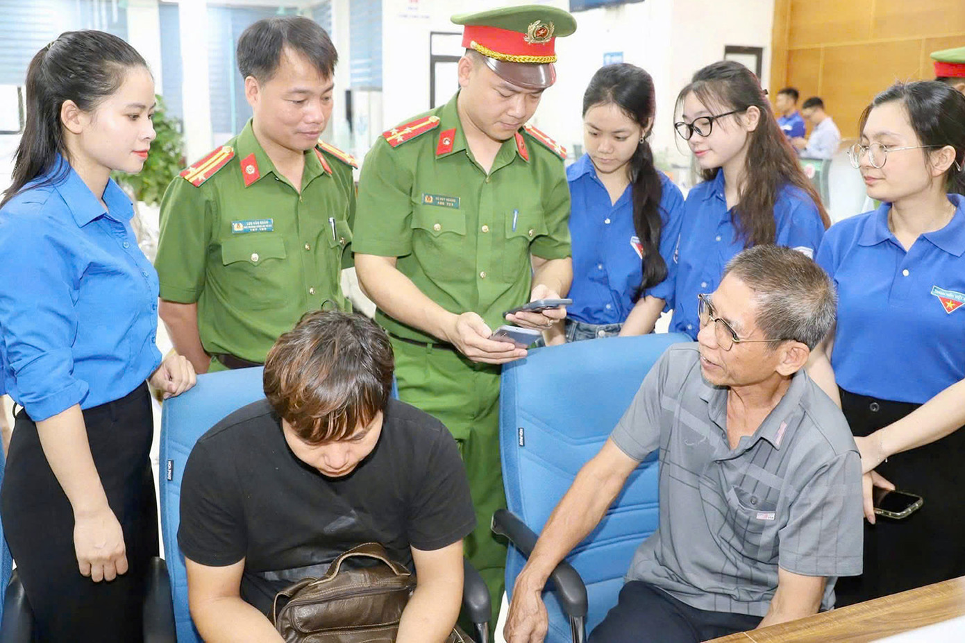 Các đội hình được phân công trực tại các điểm tiếp nhận và trả kết quả thủ tục hành chính.