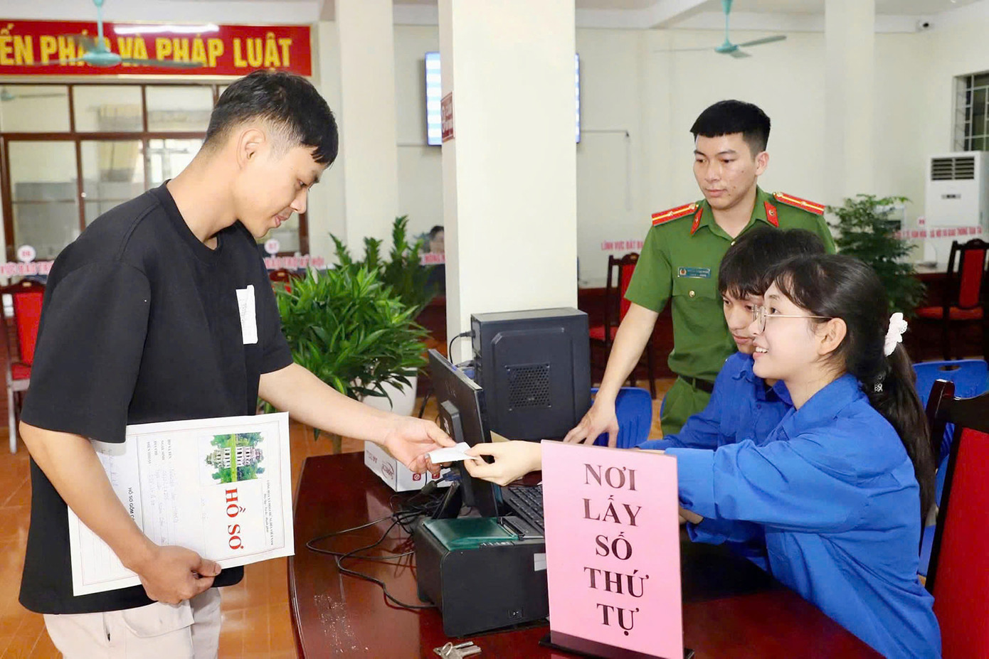 Các đội hình được phân công trực tại các điểm tiếp nhận và trả kết quả thủ tục hành chính.