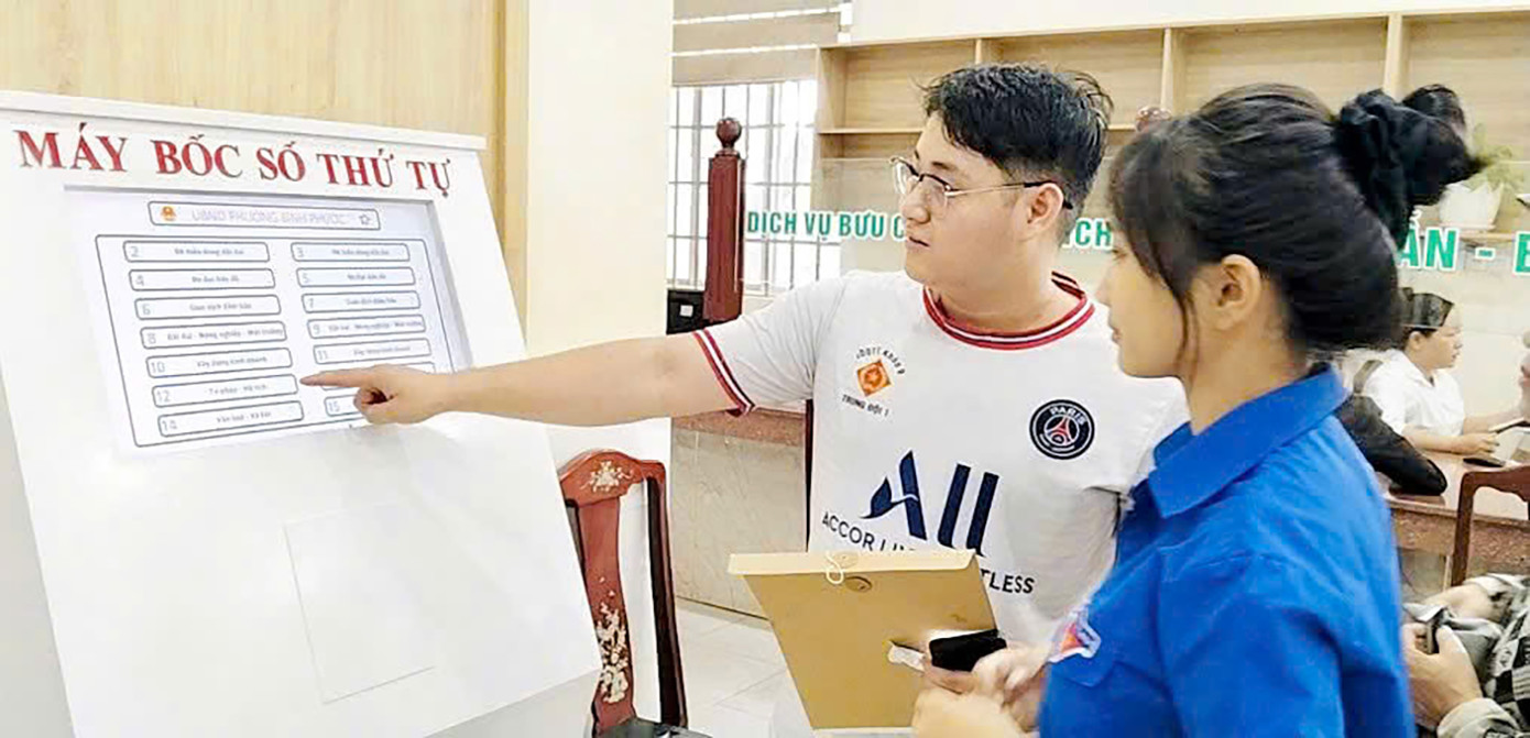 Lực lượng tình nguyện tại Đồng Nai có nhiệm vụ hướng dẫn, tiếp nhận, giải đáp các bước thực hiện thủ tục hành chính trên máy tính và điện thoại thông minh, phổ cập kiến thức số, hỗ trợ nhóm người yếu thế.