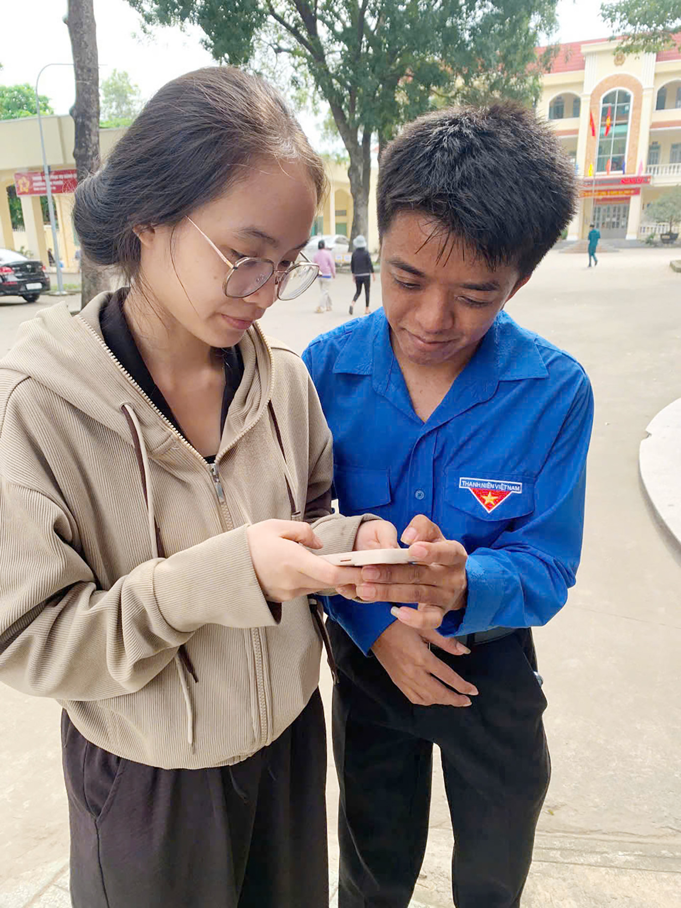 Đoàn viên, sinh viên tỉnh Đồng Nai hỗ trợ người dân tại các điểm làm thủ tục hành chính. Ảnh: TĐĐN