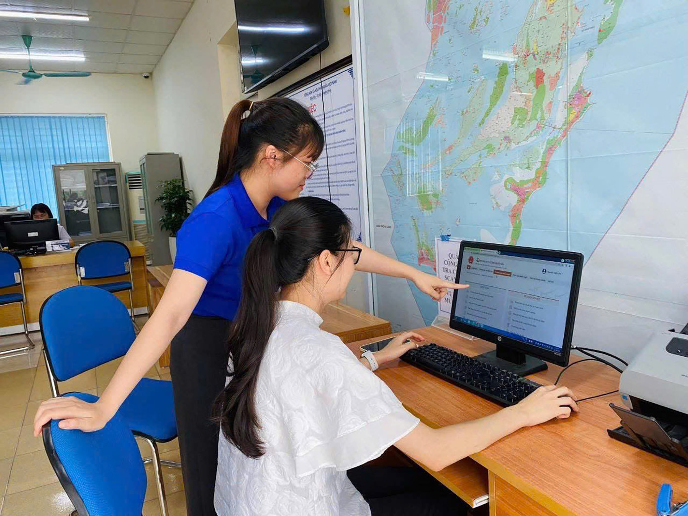 Đoàn viên tỉnh Quảng Ninh hỗ trợ làm thủ tục hành chính. Ảnh: TĐQN