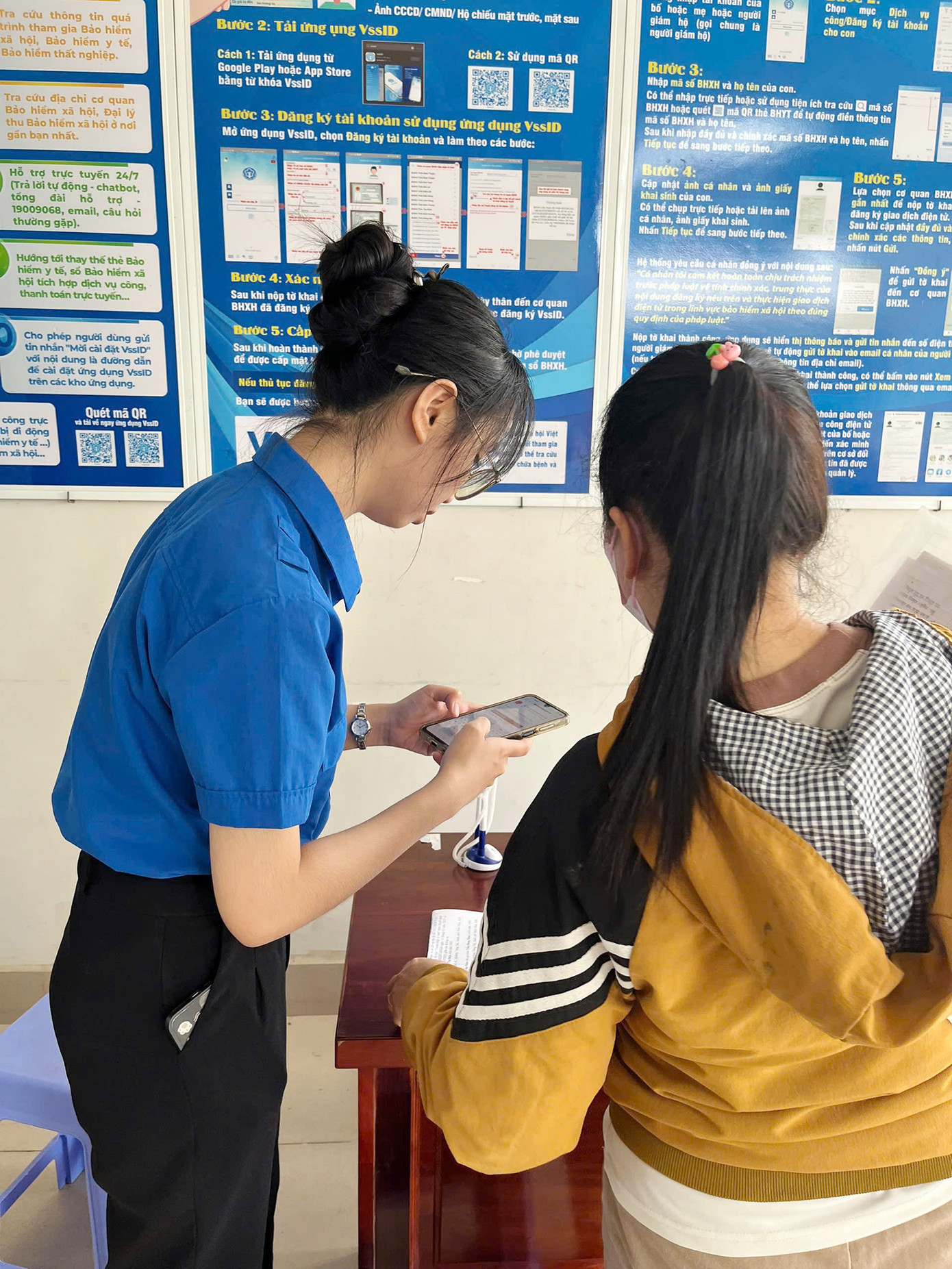 Đoàn viên, sinh viên tỉnh Đồng Nai hỗ trợ người dân tại các điểm làm thủ tục hành chính. Ảnh: TĐĐN