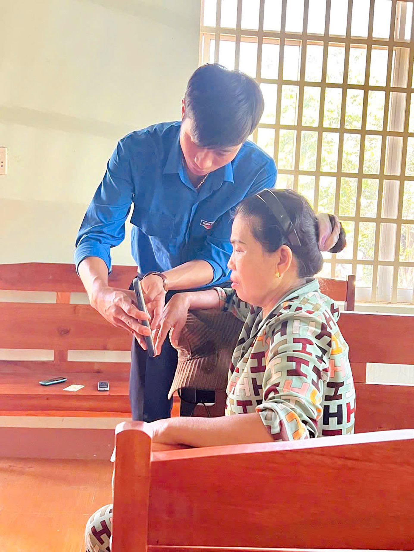 Đoàn viên, sinh viên tỉnh Đồng Nai hỗ trợ người dân tại các điểm làm thủ tục hành chính. Ảnh: TĐĐN