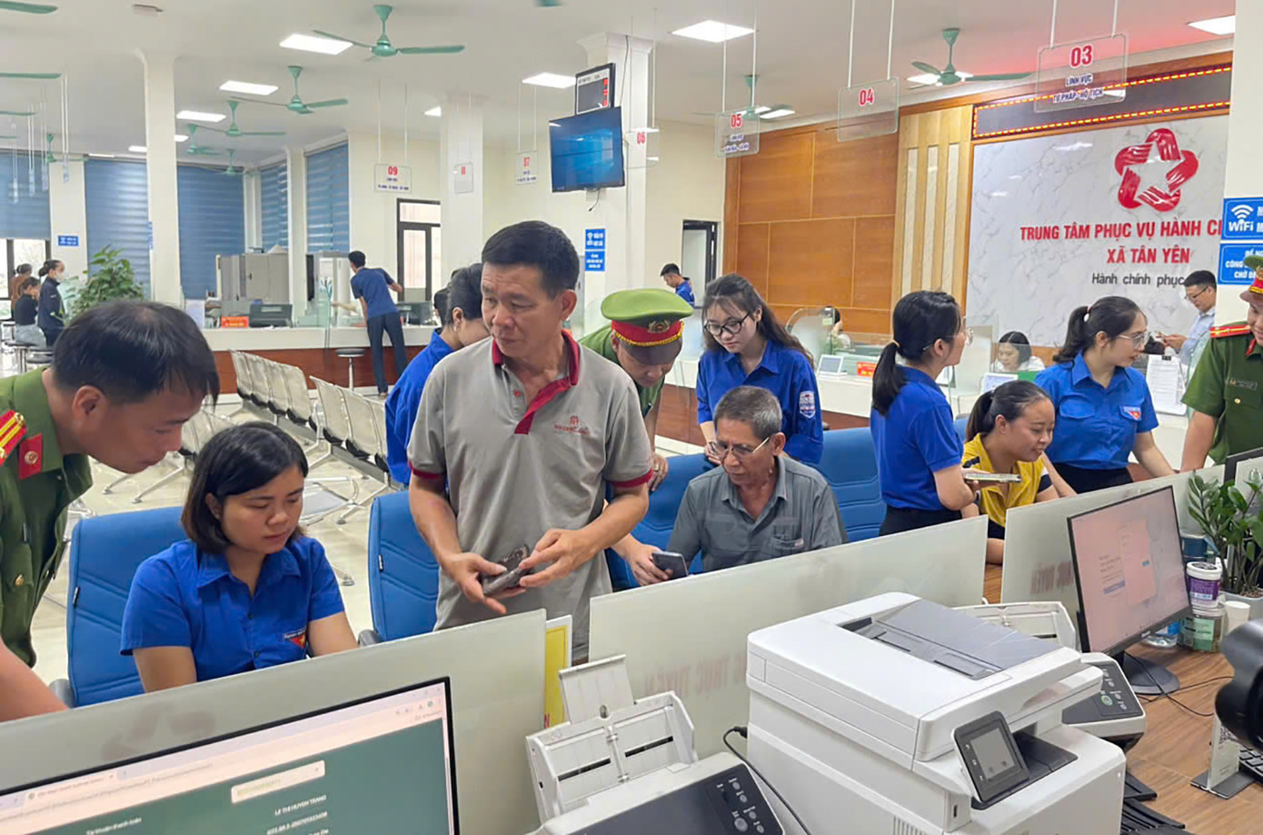 Đoàn viên tỉnh Bắc Ninh hỗ trợ người dân làm thủ tục hành chính. Ảnh: TĐBN