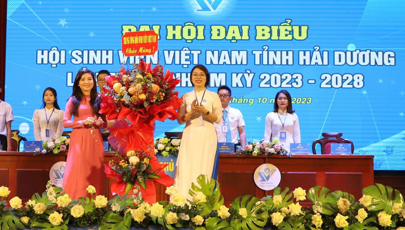 Chị Hồ Hồng Nguyên - Phó Chủ tịch thường trực T.Ư Hội Sinh viên Việt Nam tặng hoa chúc mừng Đại hội Hội Sinh viên tỉnh Hải Dương. Chị Hồ Hồng Nguyên - Phó Chủ tịch thường trực T.Ư Hội Sinh viên Việt Nam tặng hoa chúc mừng Đại hội Hội Sinh viên tỉnh Hải Dương.