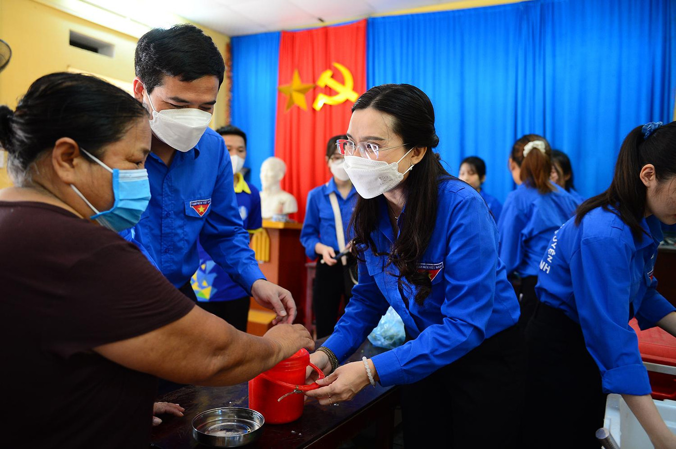 Chị Nguyễn Phạm Duy Trang động viên, hỏi thăm sức khoẻ những bệnh nhân đang điều trị tại đây.